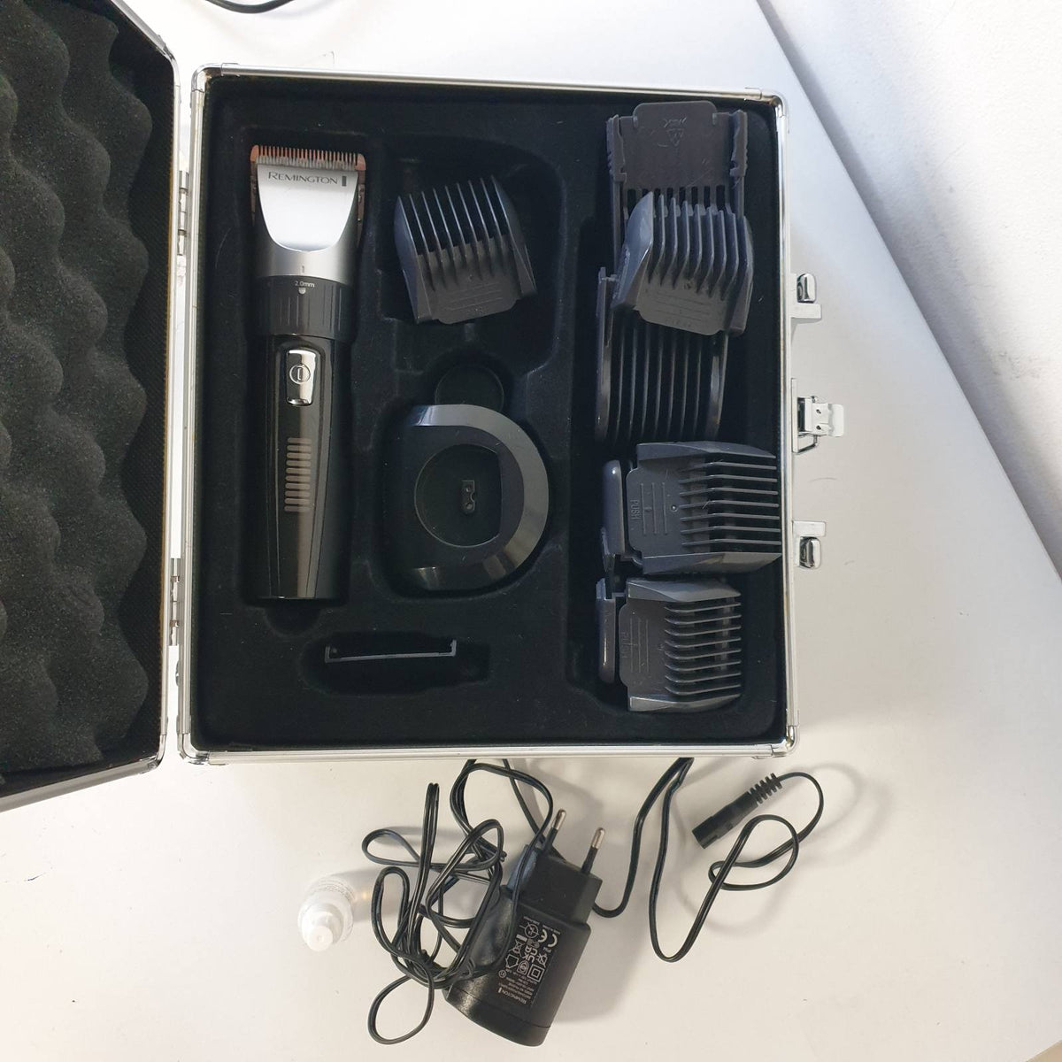 305848 - REMINGTON Makinë prerëse flokësh profesionale HC5811 [tehë qeramike vetëmprehëse/0.8-40 mm/rregullim preciz] Set (10 krehëra, funksionim me rrjet/bateri, litium, kuti alumini, pelerinë berberi)