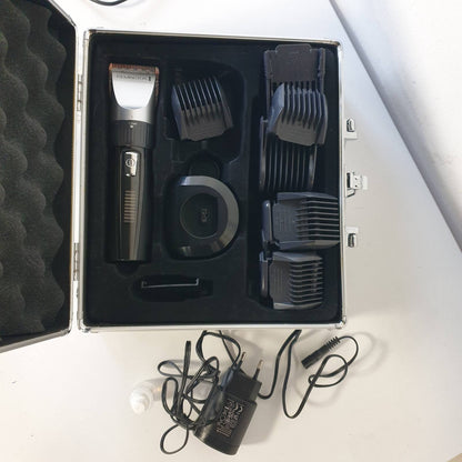 305848 - REMINGTON Makinë prerëse flokësh profesionale HC5811 [tehë qeramike vetëmprehëse/0.8-40 mm/rregullim preciz] Set (10 krehëra, funksionim me rrjet/bateri, litium, kuti alumini, pelerinë berberi)