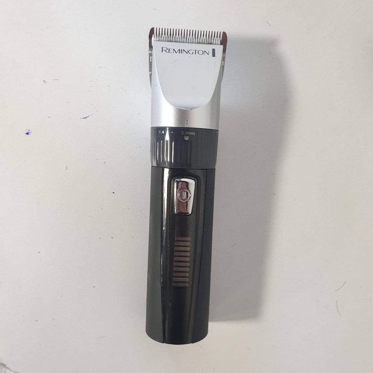 305848 - REMINGTON Makinë prerëse flokësh profesionale HC5811 [tehë qeramike vetëmprehëse/0.8-40 mm/rregullim preciz] Set (10 krehëra, funksionim me rrjet/bateri, litium, kuti alumini, pelerinë berberi)