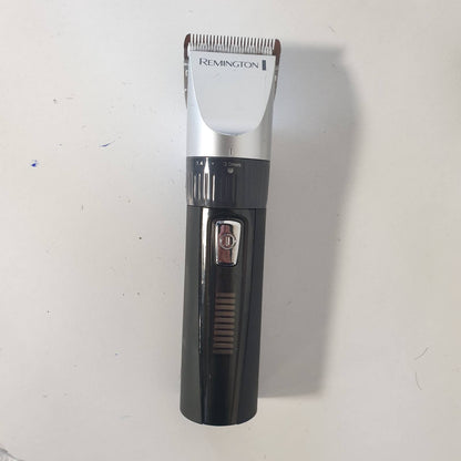305848 - REMINGTON Makinë prerëse flokësh profesionale HC5811 [tehë qeramike vetëmprehëse/0.8-40 mm/rregullim preciz] Set (10 krehëra, funksionim me rrjet/bateri, litium, kuti alumini, pelerinë berberi)