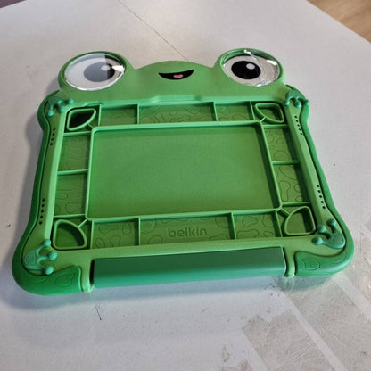 295753 - BELKIN Mbështjellëse Disney dhe Pixar për iPad A16 e frymëzuar nga Lilypad nga Toy Story 5 (10.9") – Rezistent ndaj goditjeve, i qëndrueshëm, jo-toksik, me mbështetëse dhe dorezë