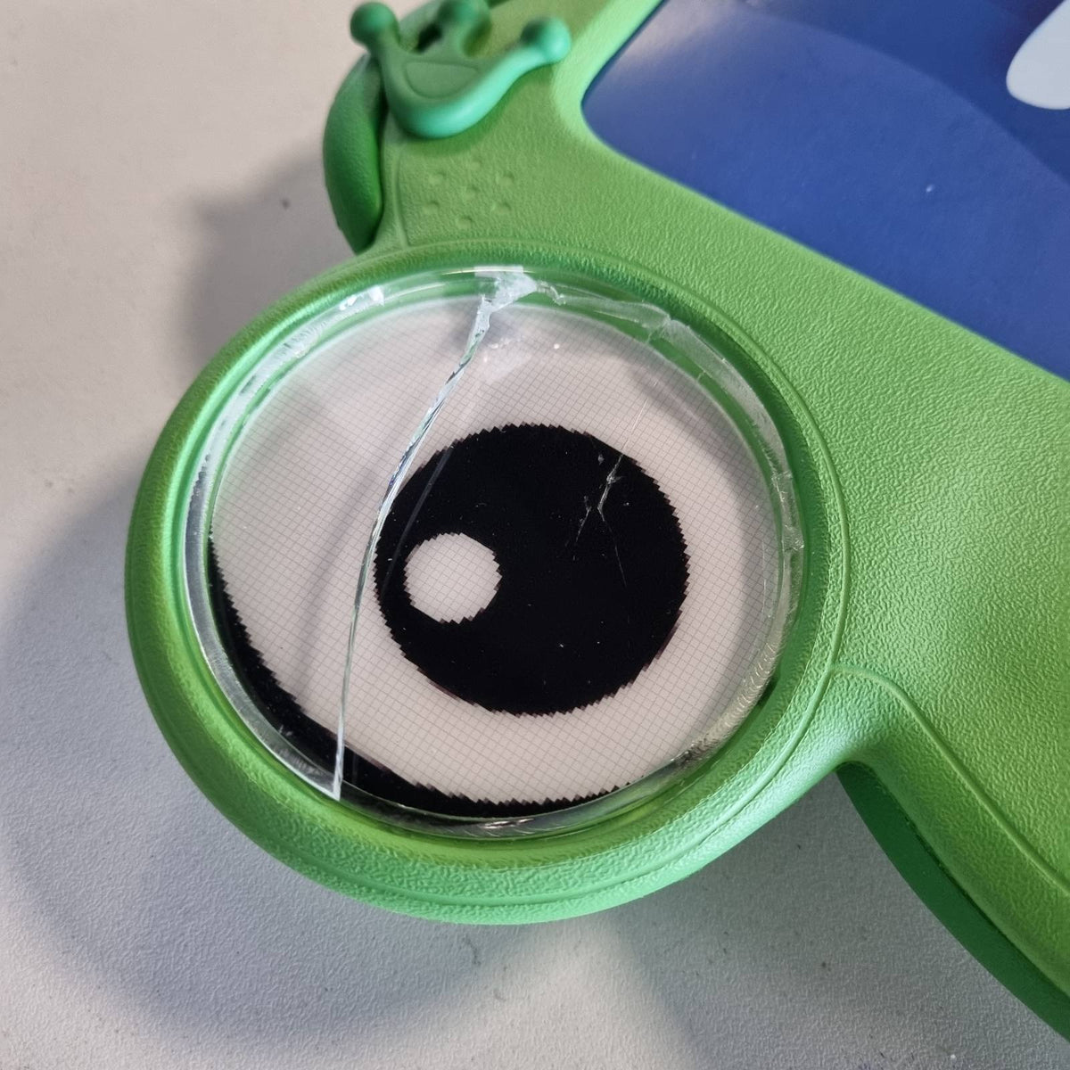 295753 - BELKIN Mbështjellëse Disney dhe Pixar për iPad A16 e frymëzuar nga Lilypad nga Toy Story 5 (10.9") – Rezistent ndaj goditjeve, i qëndrueshëm, jo-toksik, me mbështetëse dhe dorezë