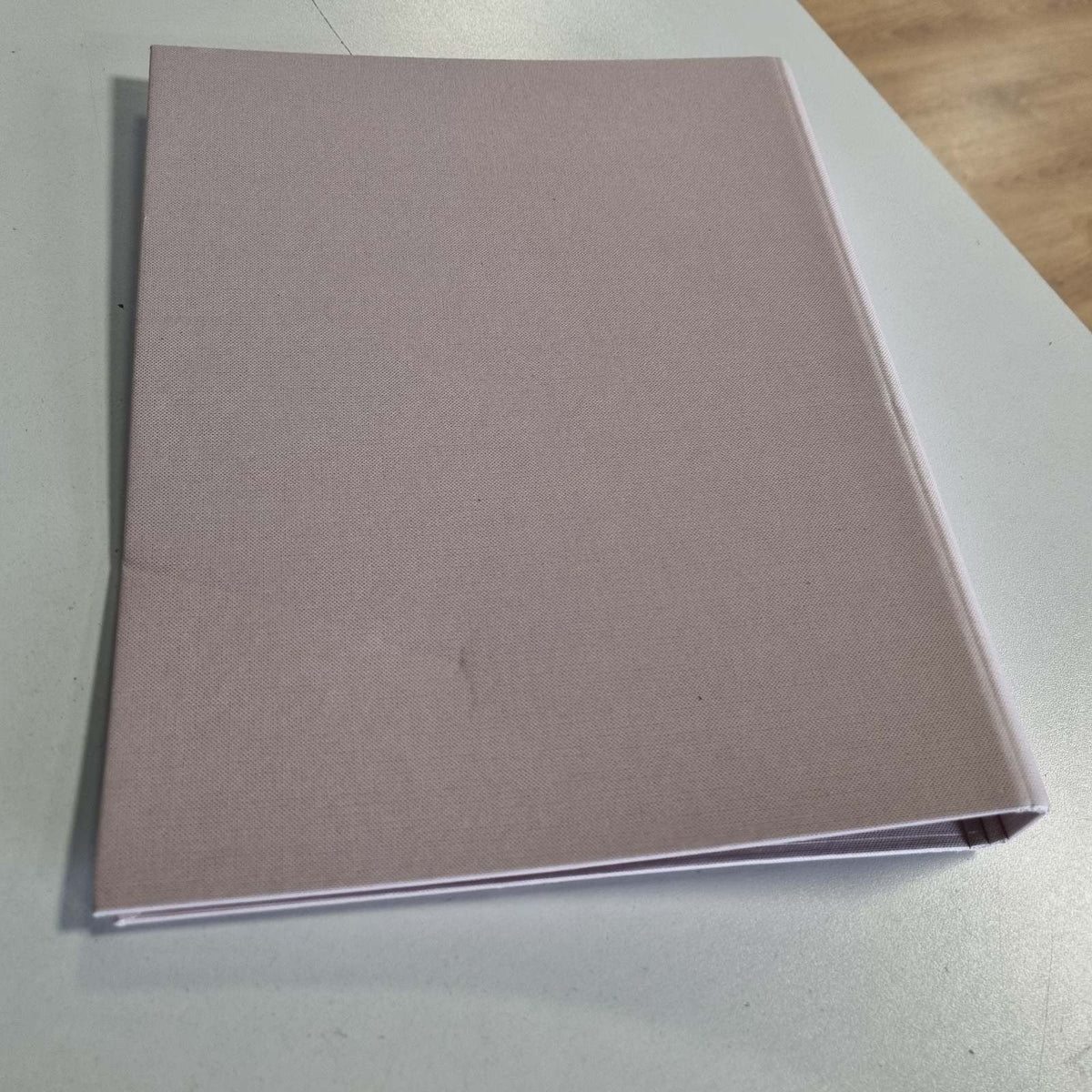310448 - DOSJE UNAZORE A4 BIGSO RINGO – KUTI RUAJTJE ME 2 UNAZA – ORGANIZUES TAVOLINE PËR DOKUMENTE, MËNGË TRANSPARENTE DHE NDARËSE – DOSJE UNAZORE E BËRË NGA KARTON FIBRE DHE LETËR – ROZË