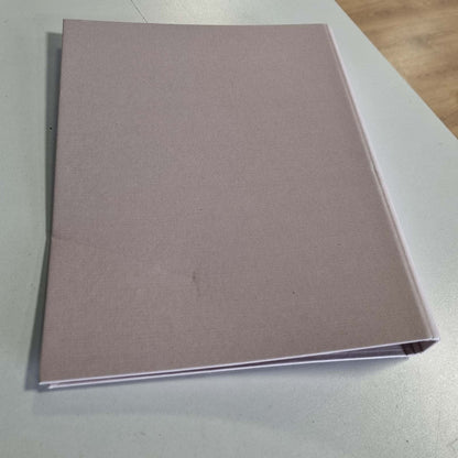310448 - DOSJE UNAZORE A4 BIGSO RINGO – KUTI RUAJTJE ME 2 UNAZA – ORGANIZUES TAVOLINE PËR DOKUMENTE, MËNGË TRANSPARENTE DHE NDARËSE – DOSJE UNAZORE E BËRË NGA KARTON FIBRE DHE LETËR – ROZË