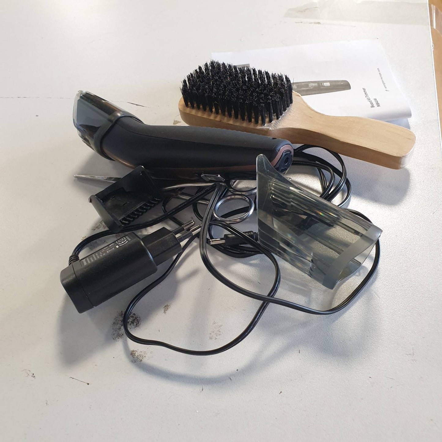 315923 - REMINGTON Komplet për shkurtuesin e mjekrës MB4046, përfshin furçë XL + gërshërë, 3 krehër të rregullueshëm 0.5-35 mm, tehe titaniumi vetëmprehëse, prerës preciz i tërheqshëm, kohëzgjatje pa tel 90 minuta