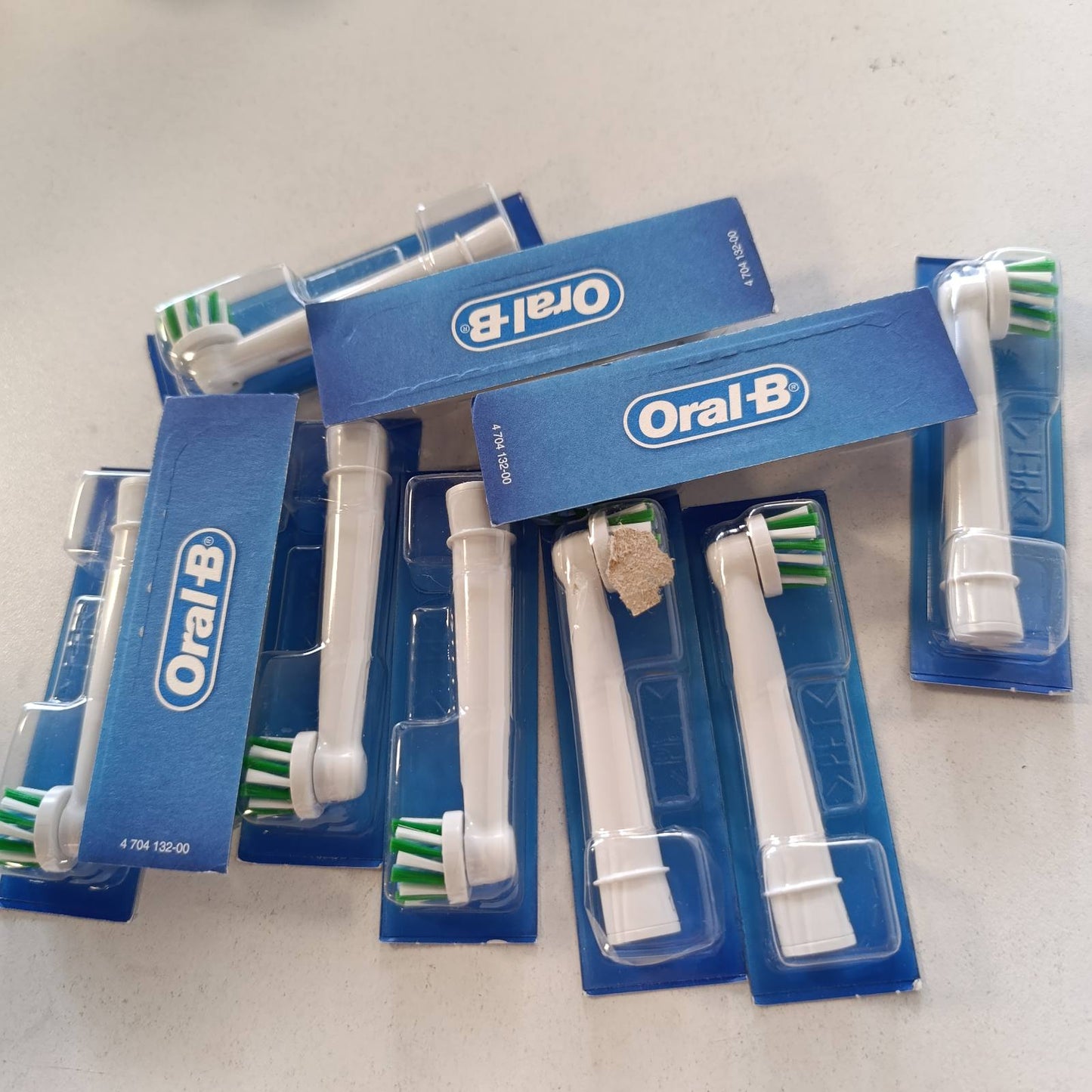 289689 - ORAL-B Koka Furçash Zëvendësuese PRO CrossAction, të Bardha, 10 copë