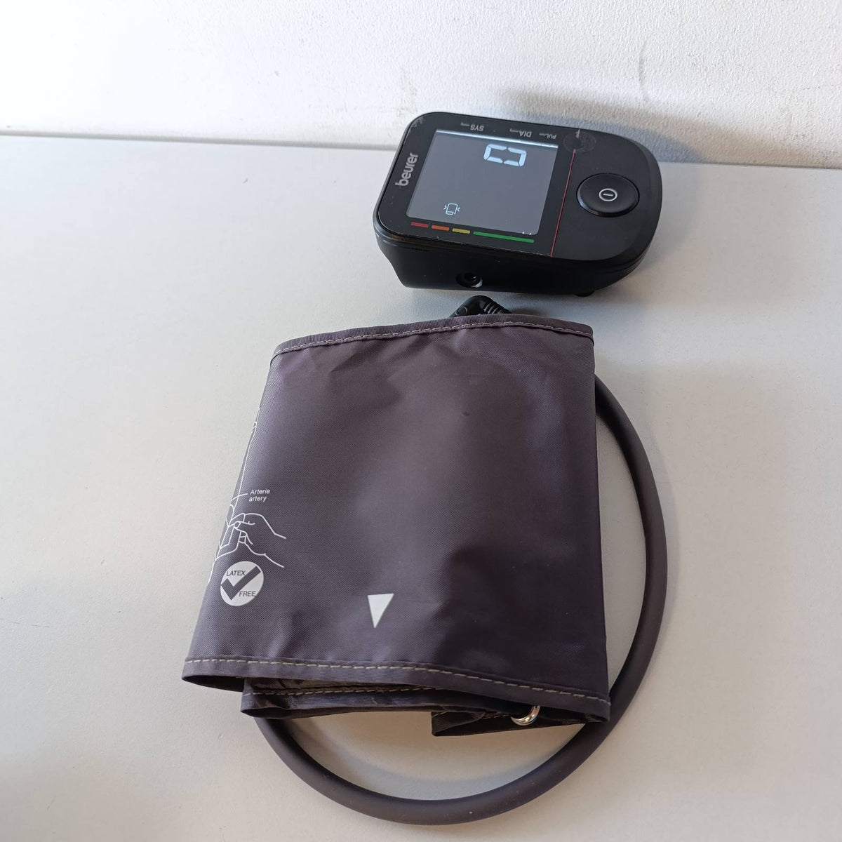 315815 - BEURER Monitor tensioni i gjakut BM 48 për krahun e sipërm, funksionim me një buton, zbulim i aritmisë, manshetë, aplikacion, transferim të dhënash në Apple Health, ngjyrë e zezë