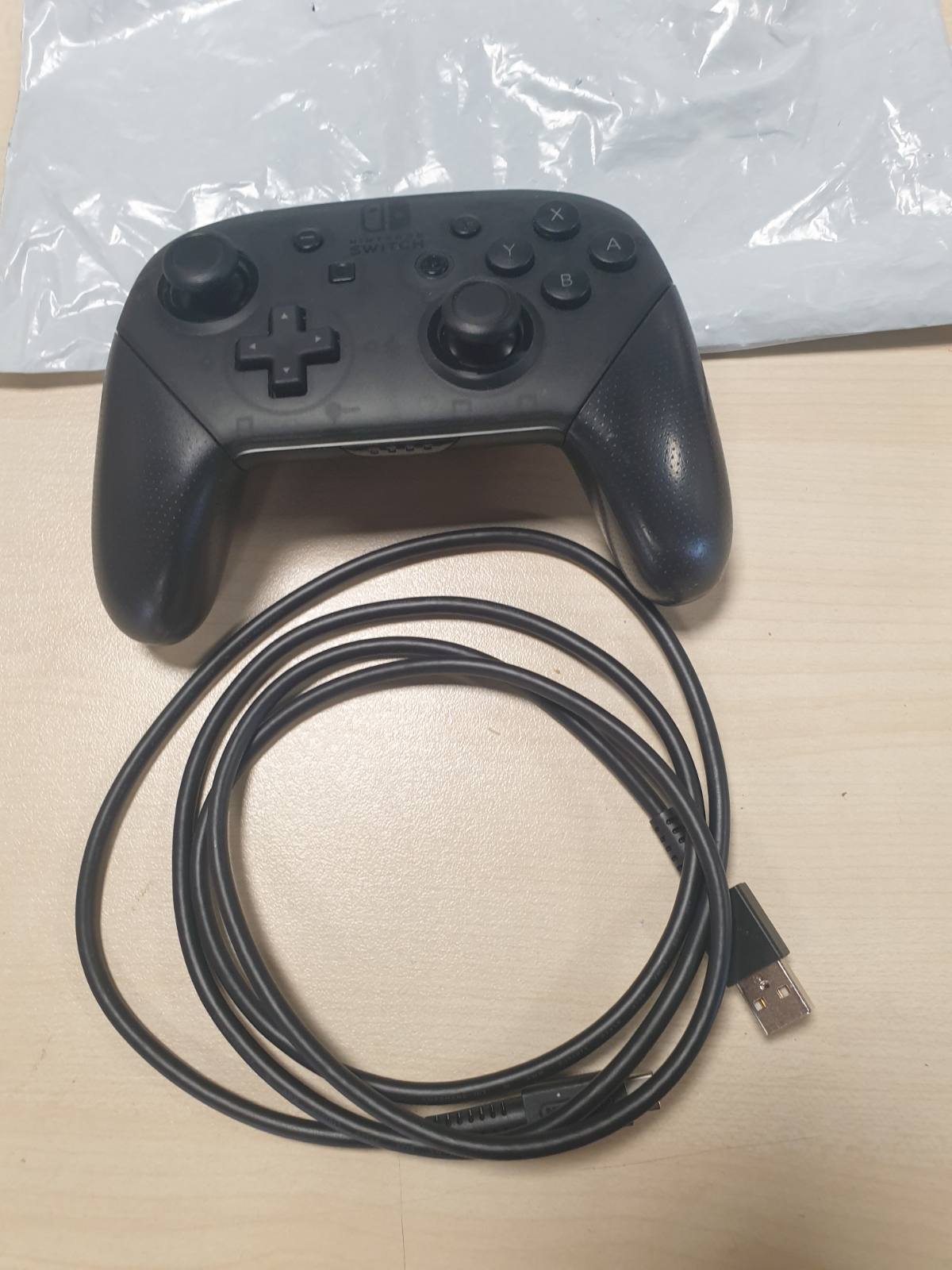 267990 - NINTENDO Kontrolluesi Switch Pro