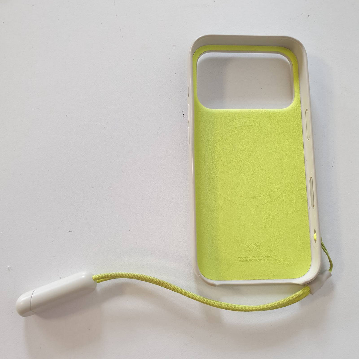 309674 - MBËSHTJELLËSE BEATS PËR IPHONE 17 PRO ME MAGSAFE DHE KONTROLA TË KAMERËS, MBËSHTETËSE TË INTEGRUAR DHE RRIP MBAJTËS, PJESË E JASHTME MAT ME RRRESHTIM MIKROFIBRE – LIMESTONE