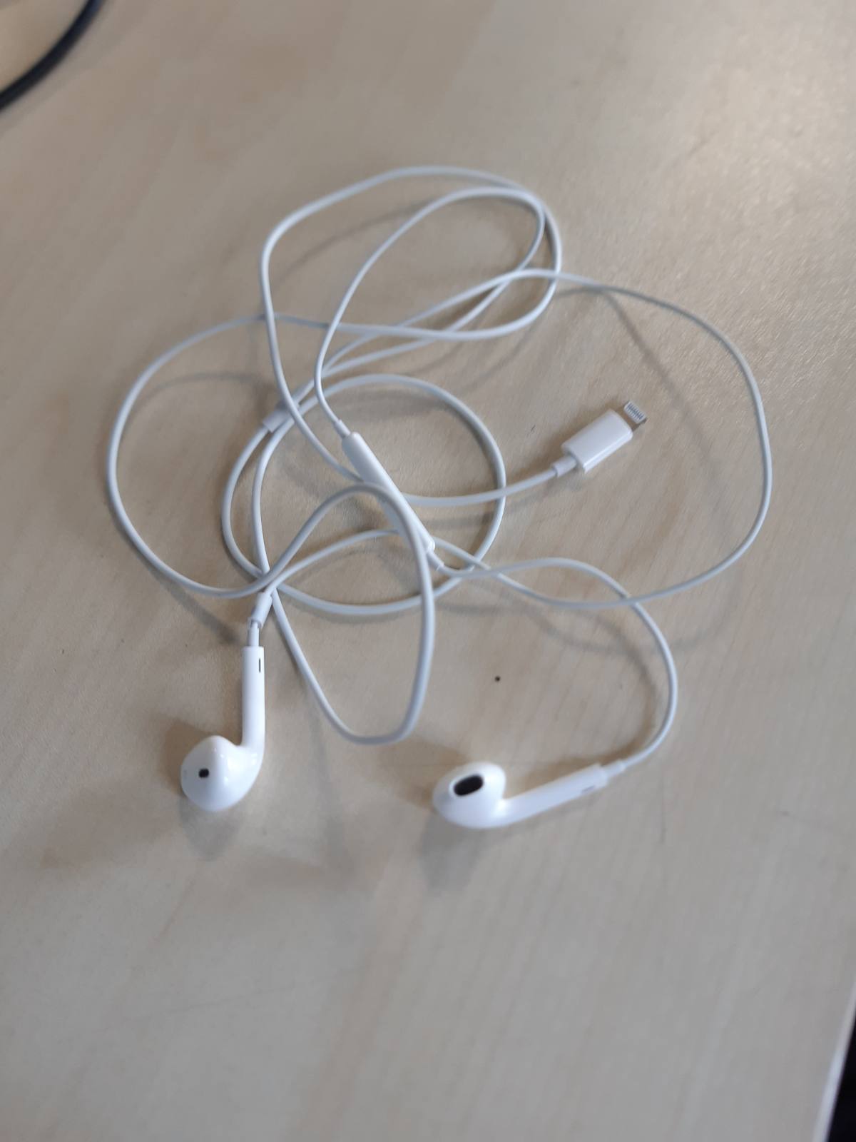 273750 - APPLE Kufje EarPods me lidhës Lightning