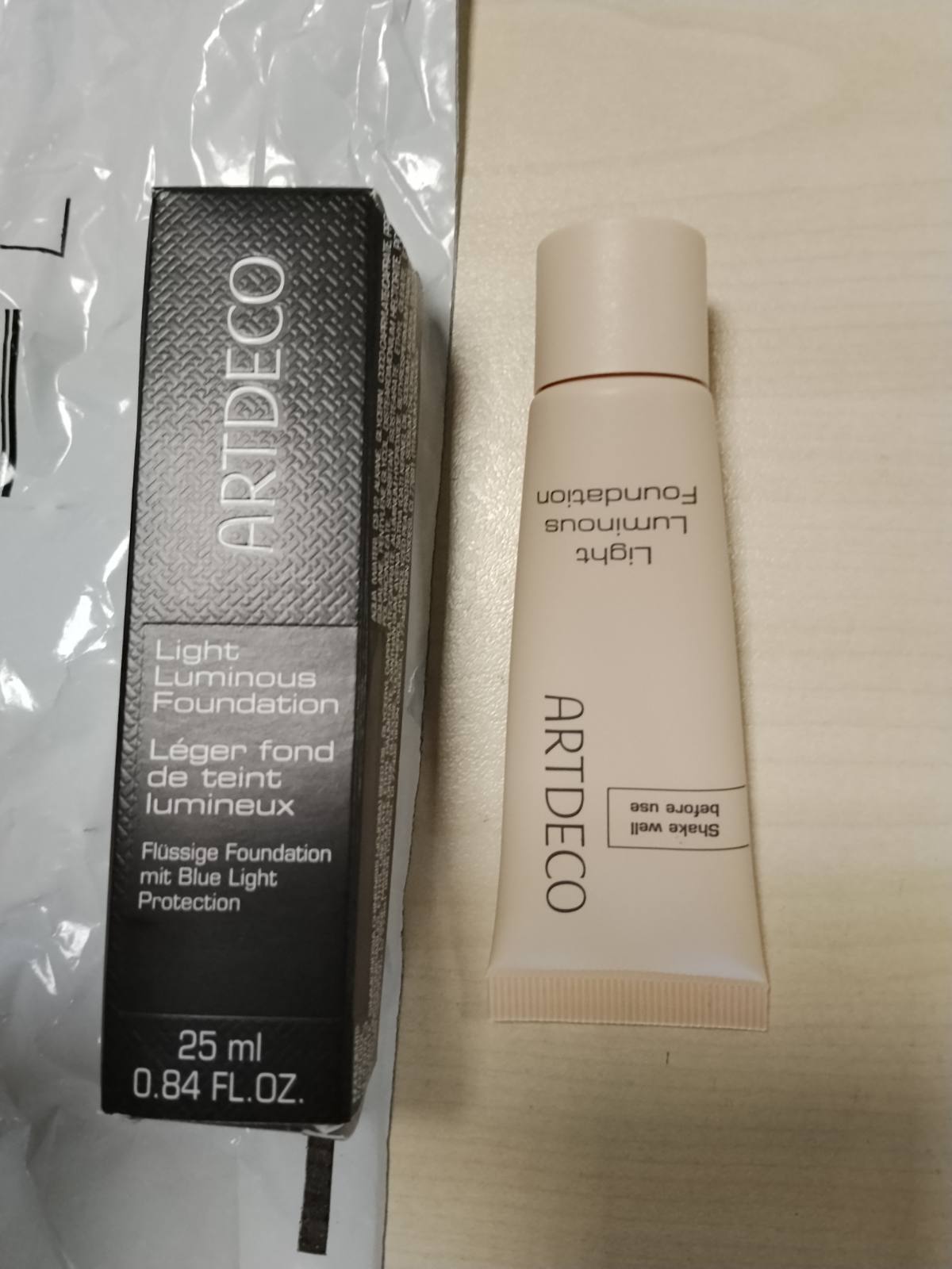 318334 - ARTDECO Fondatinë Light Luminous - 25 ml - Fondatinë e lëngshme e lehtë me përfundim natyral