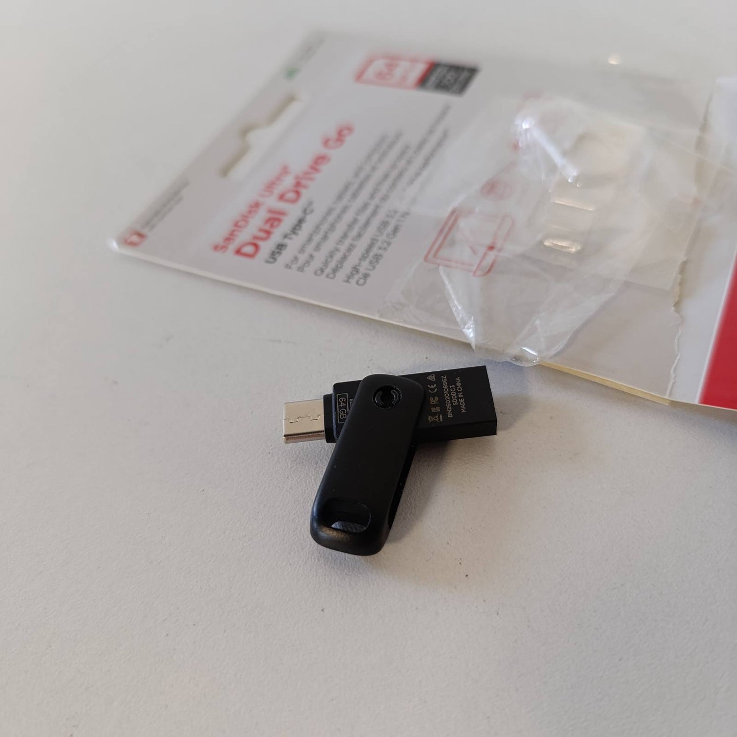 273612 - SanDisk Ultra Dual Drive Go 64GB, Lidhës USB Type-C dhe Type-A, Shpejtësi deri në 300MB/s, e zezë