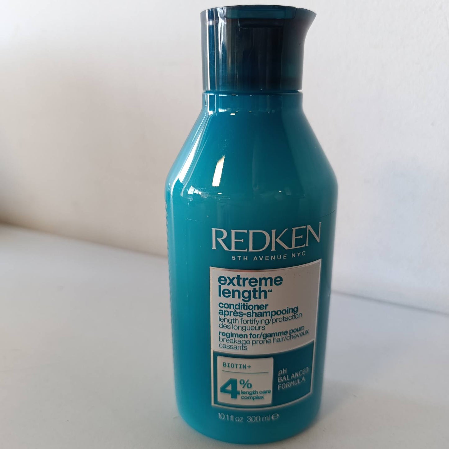 289934 - REDKEN Balsam Forcues 300ml | Pastron Butësisht dhe Zvogëlon Këputjen | Vegan dhe Pa Silikon | Biotinë dhe Vaj Ricini