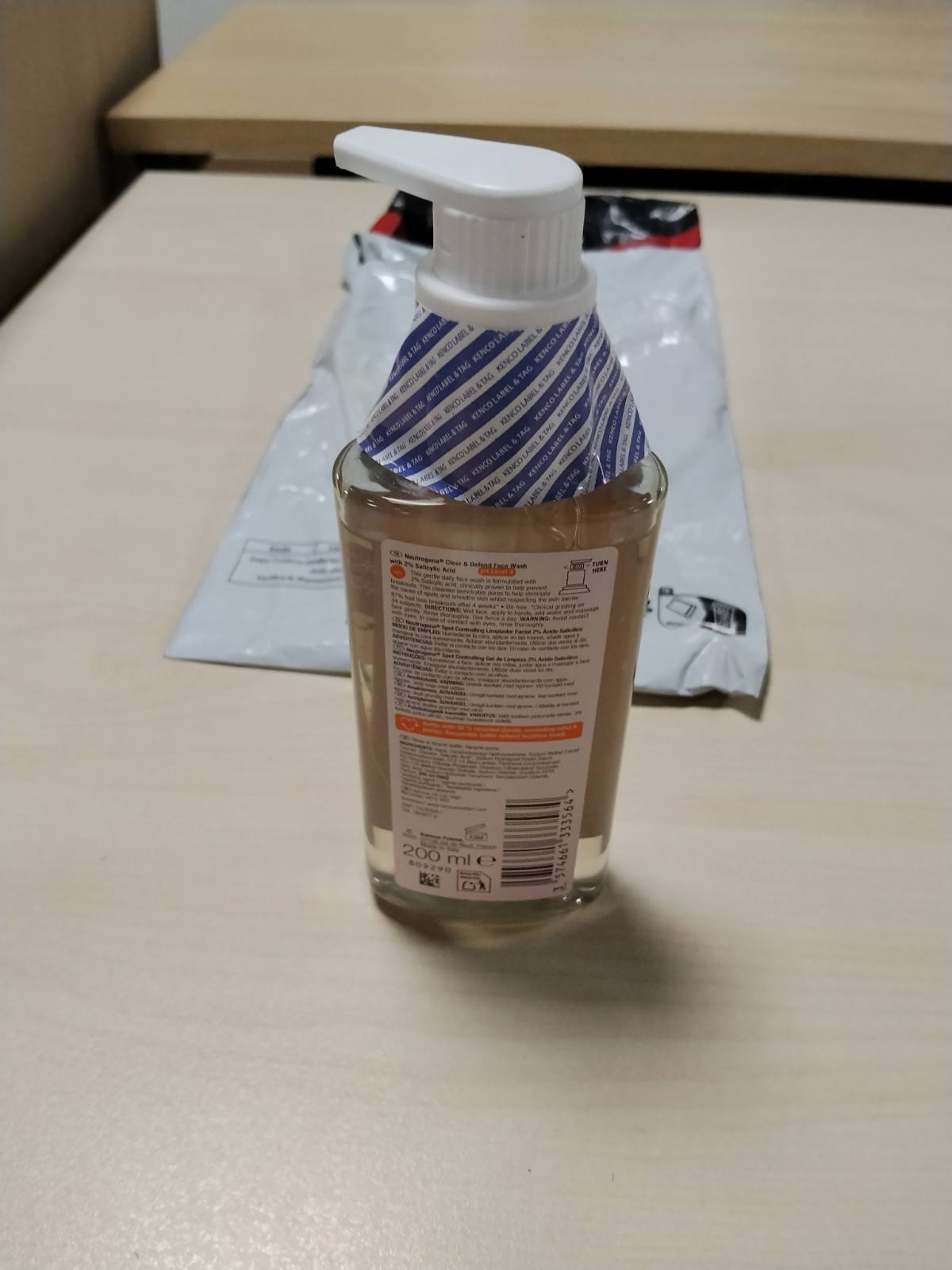 303524 - NEUTROGENA Pastrues Fytyre për Kontrollin e Njollave 2% me Acid Salicilik (200 ml), Xhel Pastrues i Butë Ditor