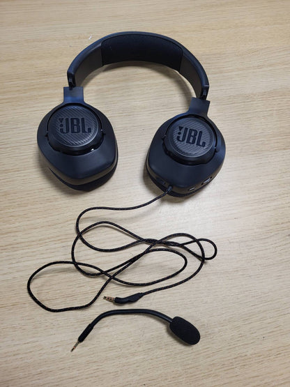 273342 - KUFJE PËR LOJËRA ME TEL JBL QUANTUM 100M2, PRIZË 3.5 MM, KOMPATIBILITET ME SHUMË PLATFORME, MIKROFON TË SHKËPUTSHËM ME OPSION HESHTJE, TË ZEZA