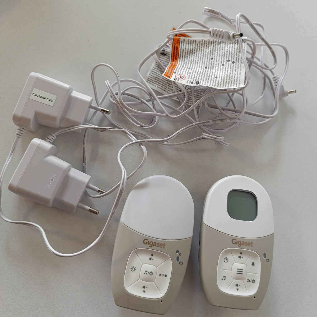 309689 - GIGASET Baby 100 Audio, monitor audio për foshnje me teknologji DECT, komunikim dypalësh, rreze veprimi 300 m, kohëmatës ushqyerjeje, sensor temperature, dritë nate, gri e ngrohtë