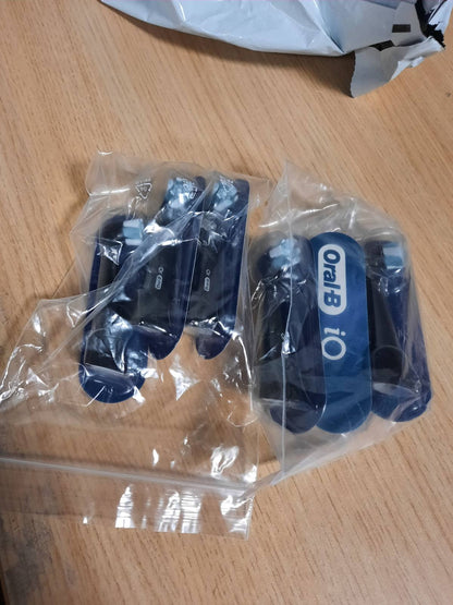 307201 - ORAL-B Koka Furçash Zëvendësuese iO Ultimate Clean, të Zeza, Pako me 8 Furça