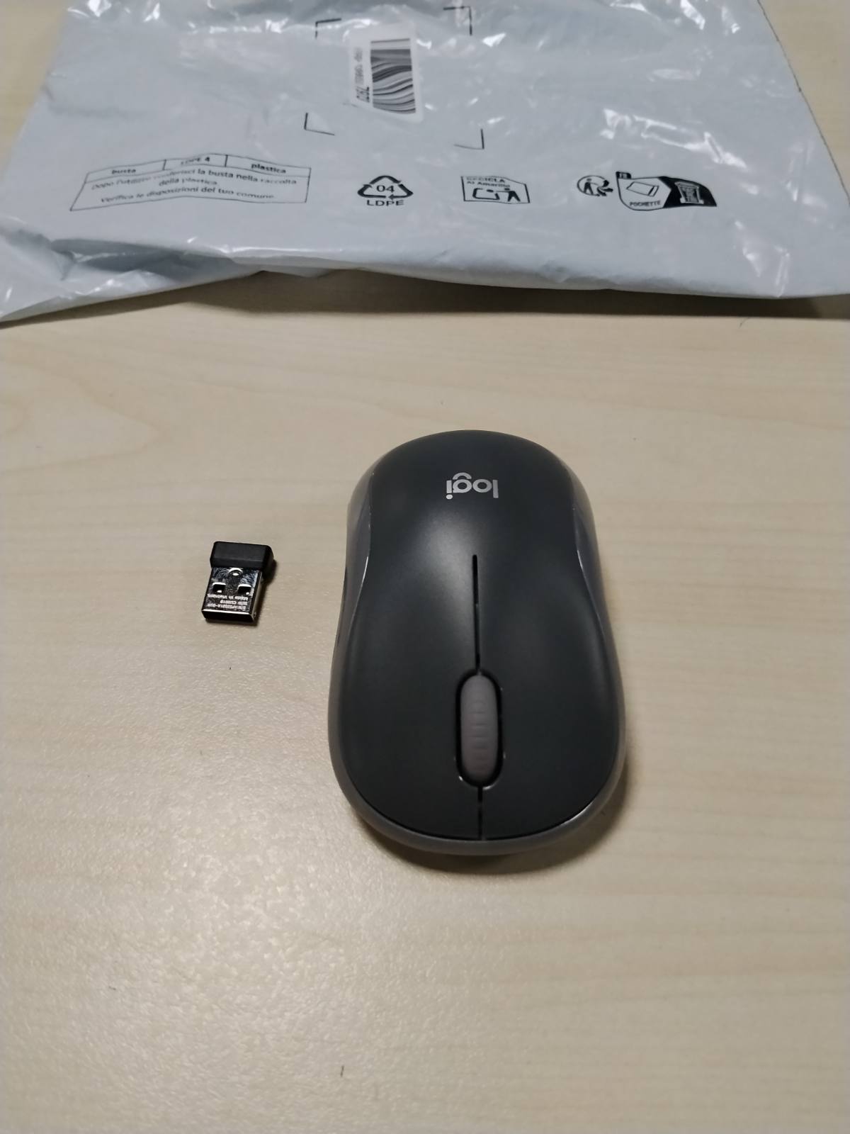 305466 - LOGITECH Maus pa tel M185, 2.4 GHz, marrës mini USB, jetëgjatësi baterie 12-mujore, rezolucion sensori 1000 DPI, ambidextrous, i pajtueshëm me PC, Mac dhe laptop, ngjyrë gri/e zezë