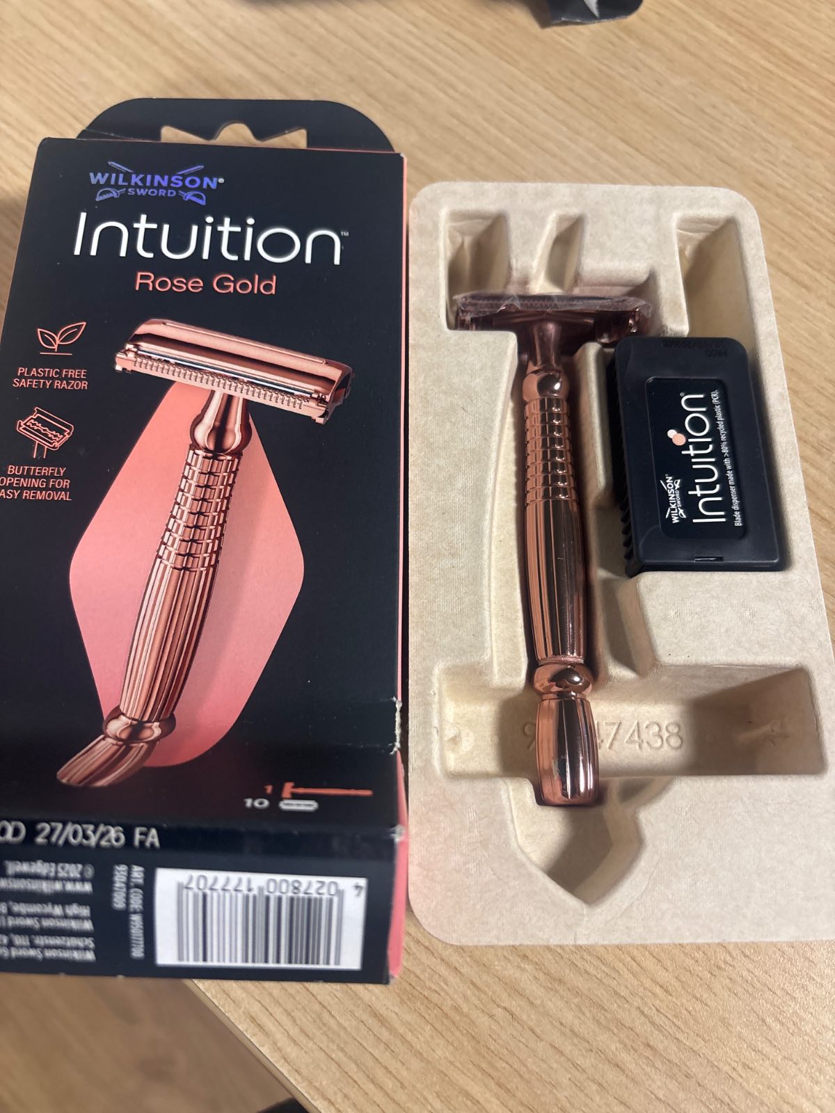 302977 - WILKINSON SWORD Intuition Rose Gold Safety, brisk për femra, 10 mbushje