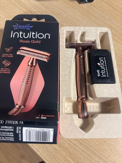 302977 - WILKINSON SWORD Intuition Rose Gold Safety, brisk për femra, 10 mbushje