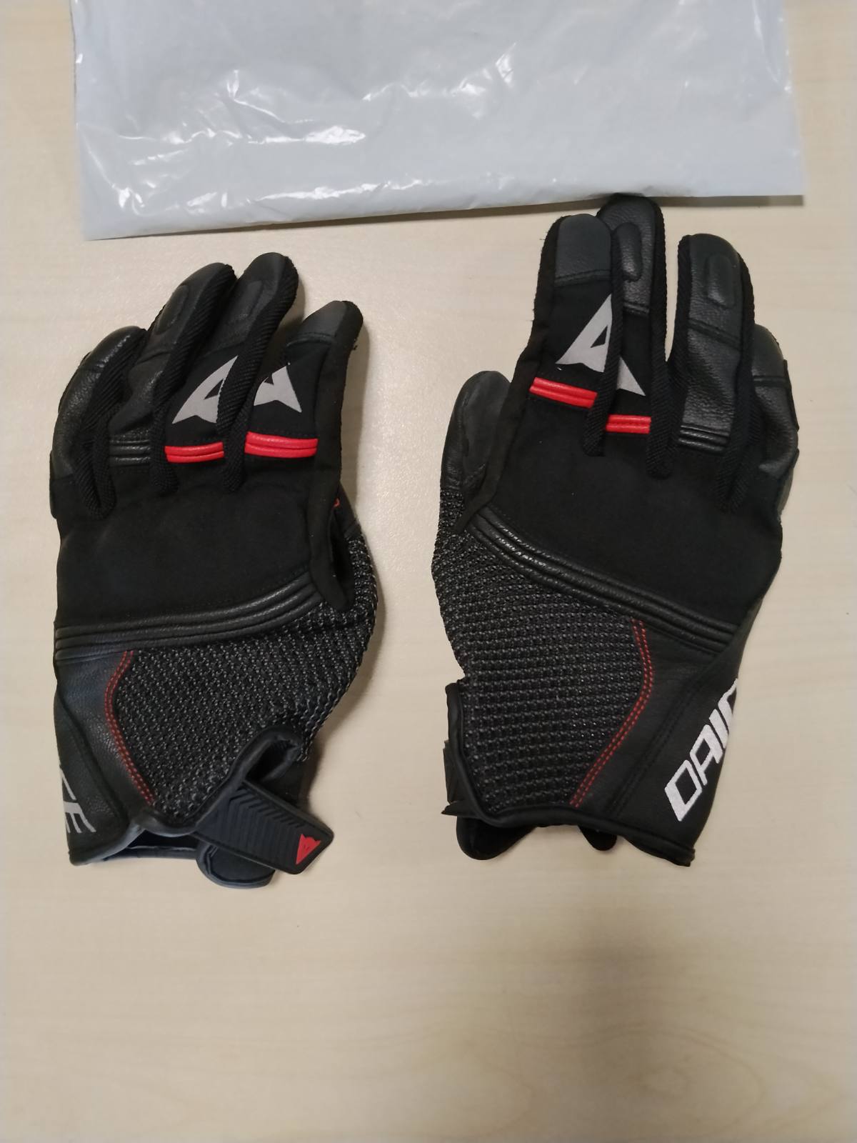 312560 - DAINESE Doreza Namib, Doreza Motoçiklete Verore, material elastik dhe të ventiluar, Ekran me prekje, Për Burra, E zezë/E zezë, L