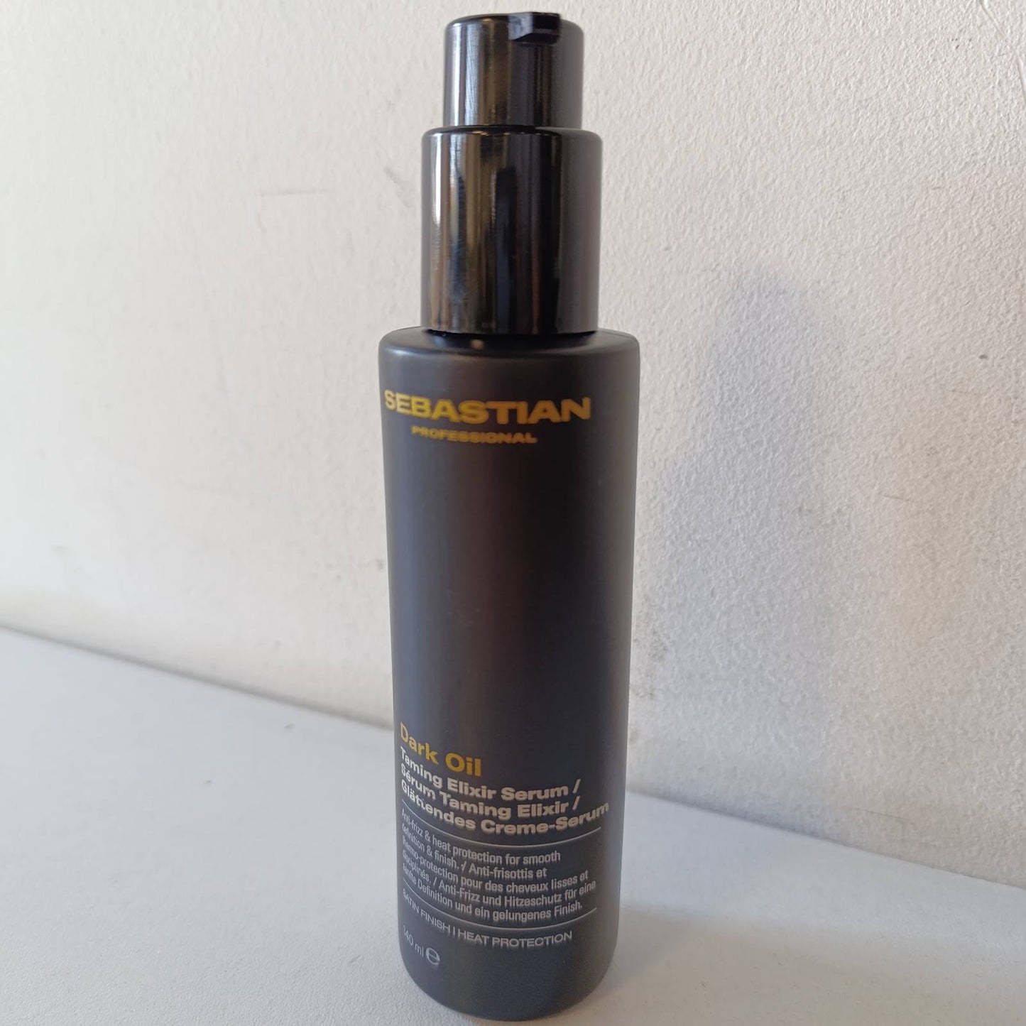 289811 - SEBASTIAN PROFESSIONAL Dark Oil Taming Elixir Serum, 140 ml, serum mbrojtës nga nxehtësia për flokë të butë dhe me shkëlqim