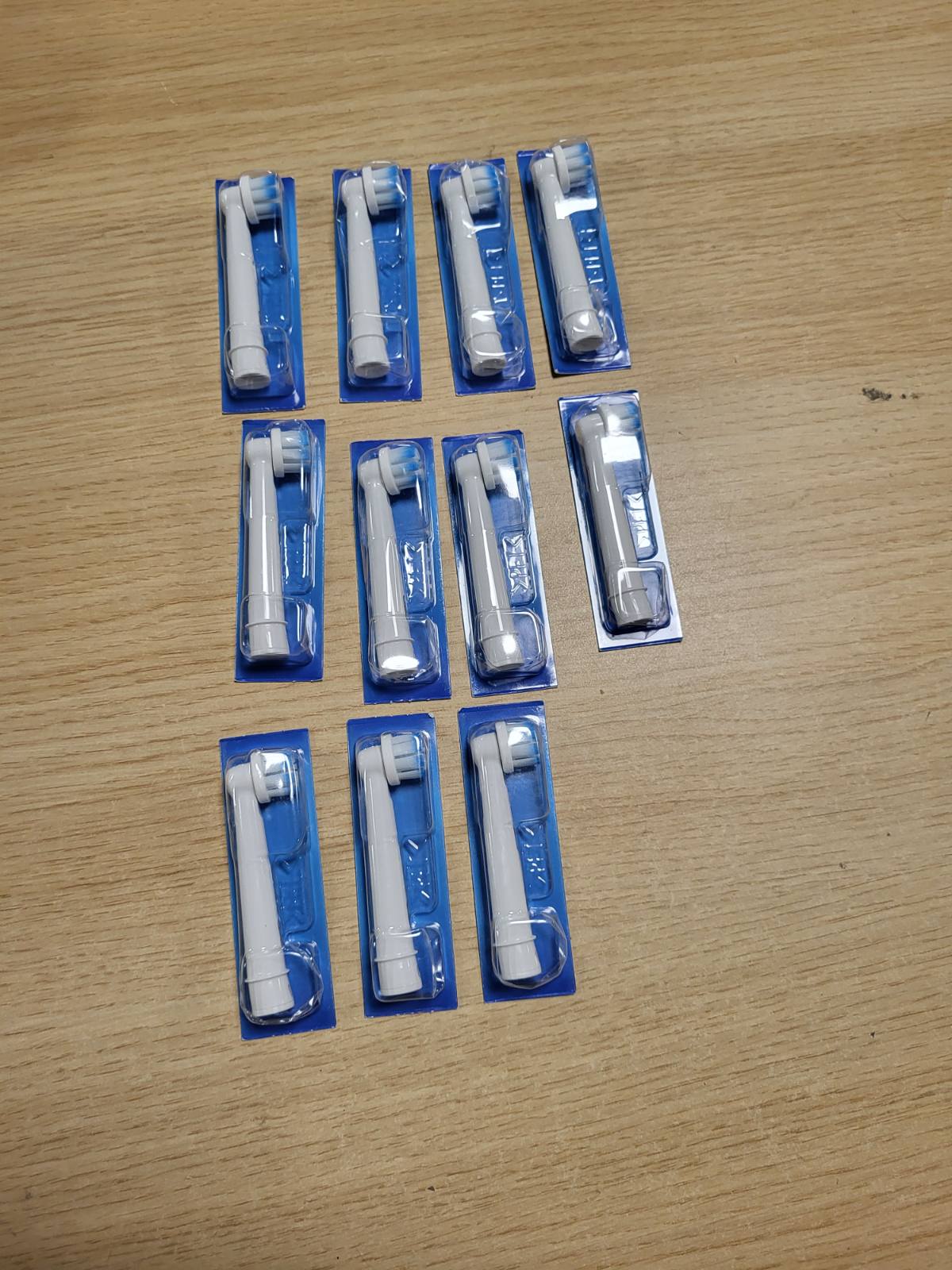 289623 - ORAL-B Koka Furçash Zëvendësuese PRO Sensitive Clean | Të Bardha | Pako me 12 Furça