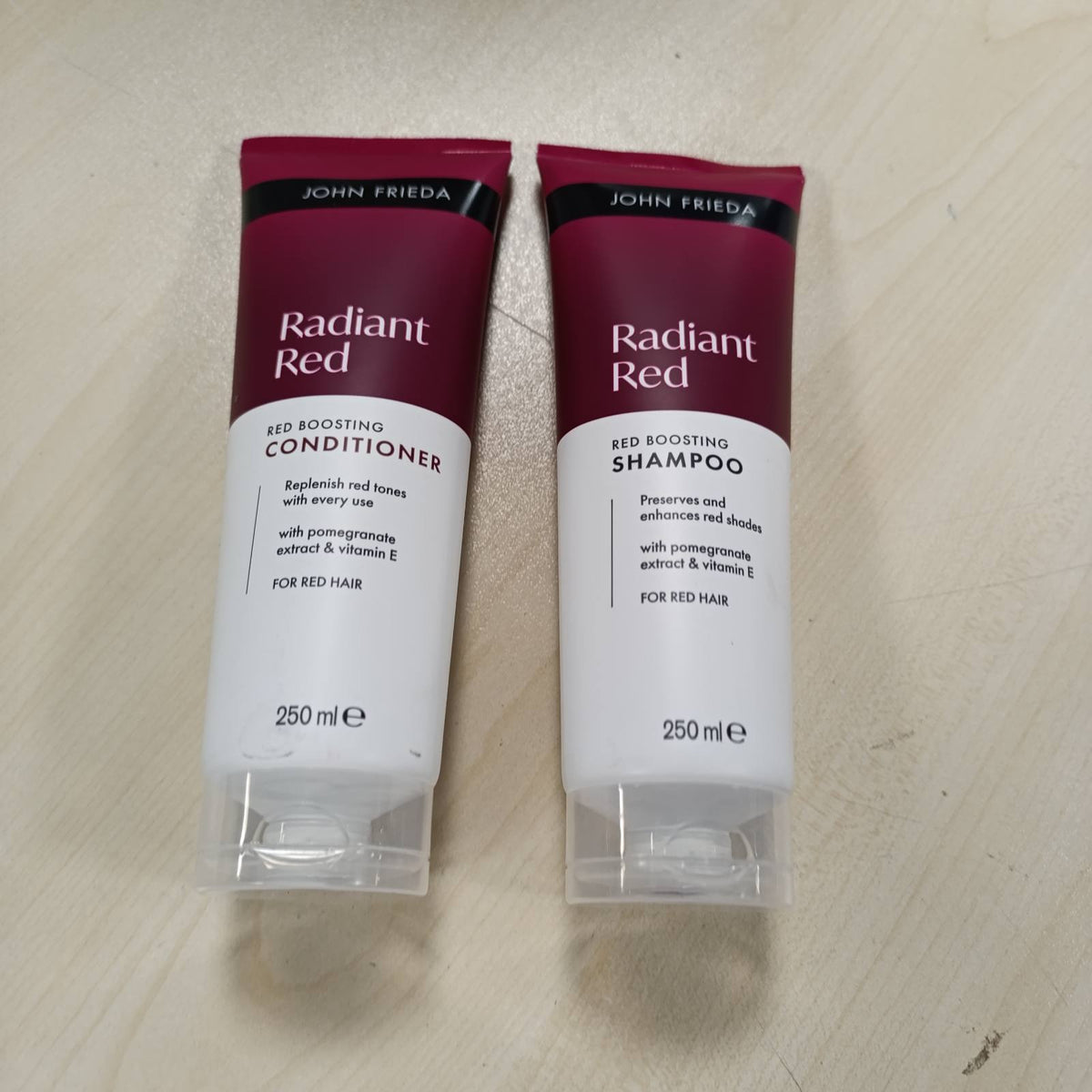 303124 - John Frieda Pako Shampo & Balsami Red Enhancing, Shampo & Balsami Radiant Red për flokë të kuq