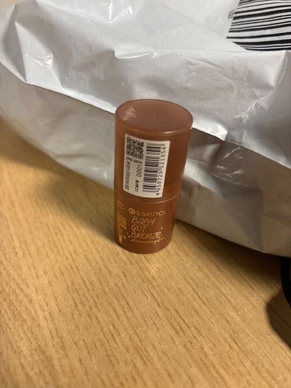 304051 - ESSENCE bronzues shkopi për konturim BABY GOT BRONZE, ngjyrë kafe, 5.5g, natyral, vegan, pa parabene, pa mikroplastikë, pa nanopjesëza