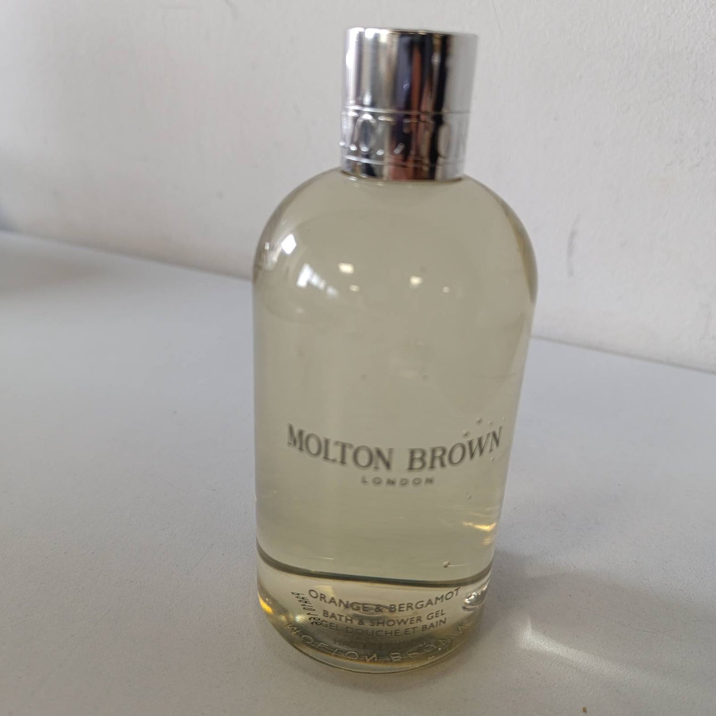 321226 - MOLTON BROWN – Xhel për banjë dhe dush Portokalli dhe Bergamot, 300 ml