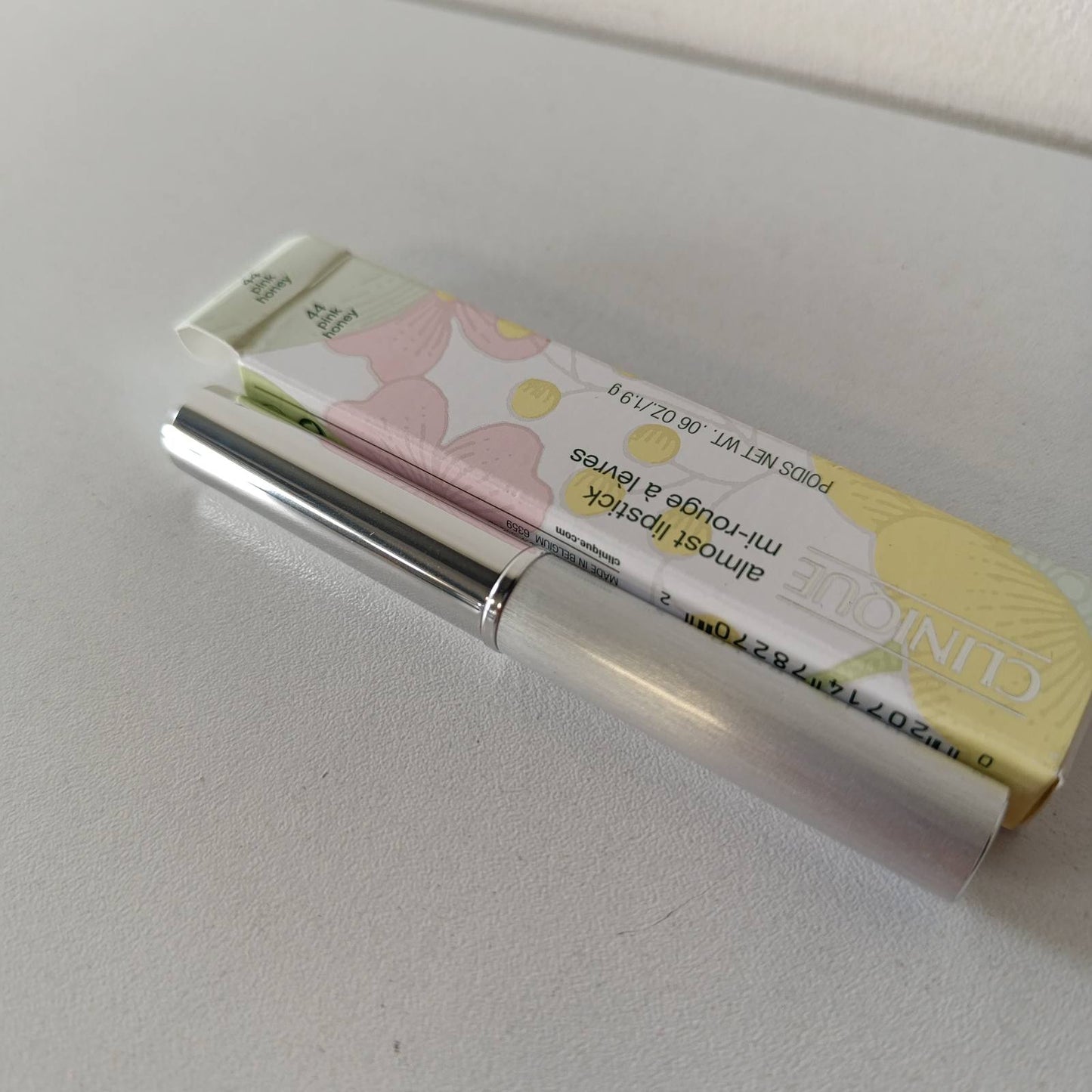 321484 - CLINIQUE Almost Lipstick Pink Honey | Jo tamam buzëkuq, jo tamam shkëlqyes – tekstura e një balsami buzësh me nuancë | Transparent dhe ultra i lehtë
