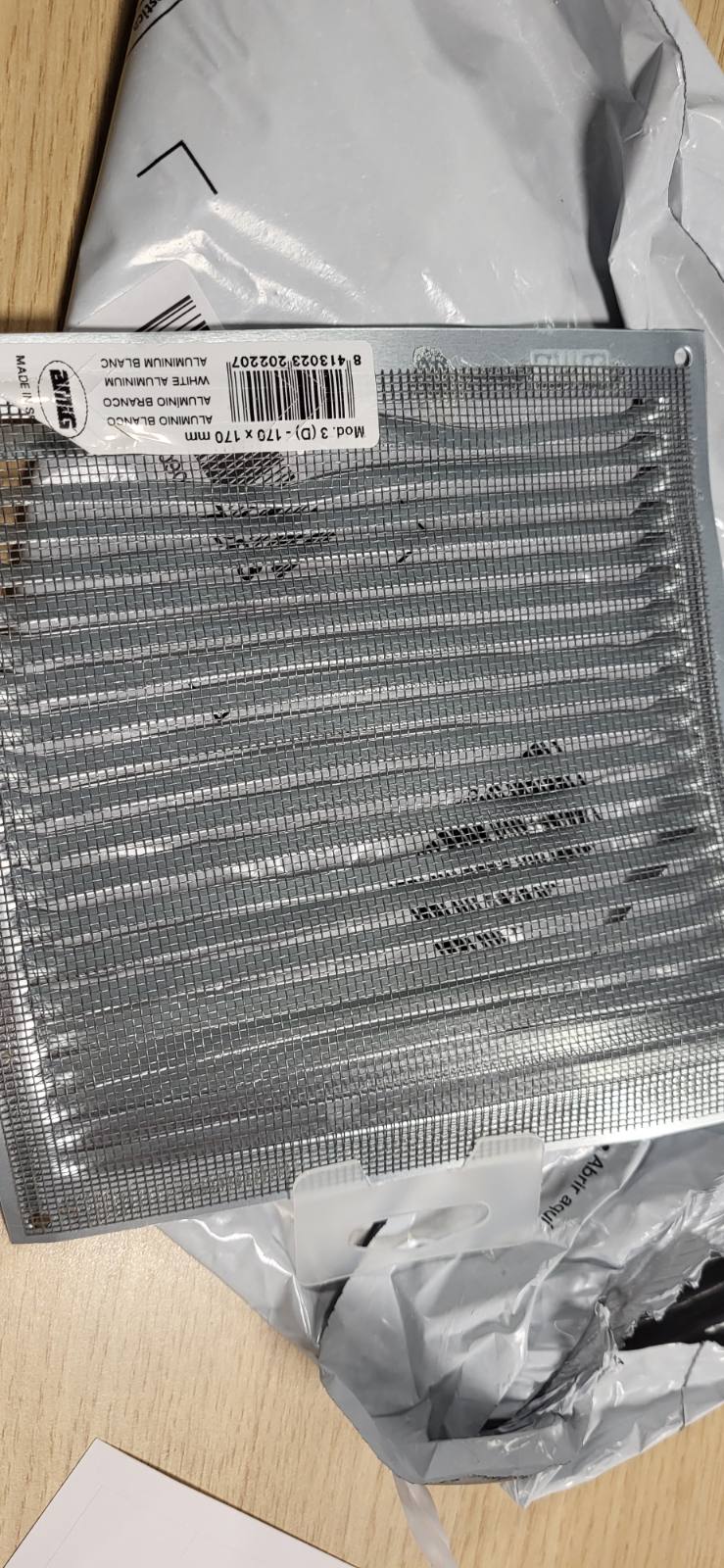 335677 - AMIG - Grilë Alumini Katrore me Rrjetë Mushkonjash, Përmasat 170 x 170 mm, Ngjyra E Bardhë
