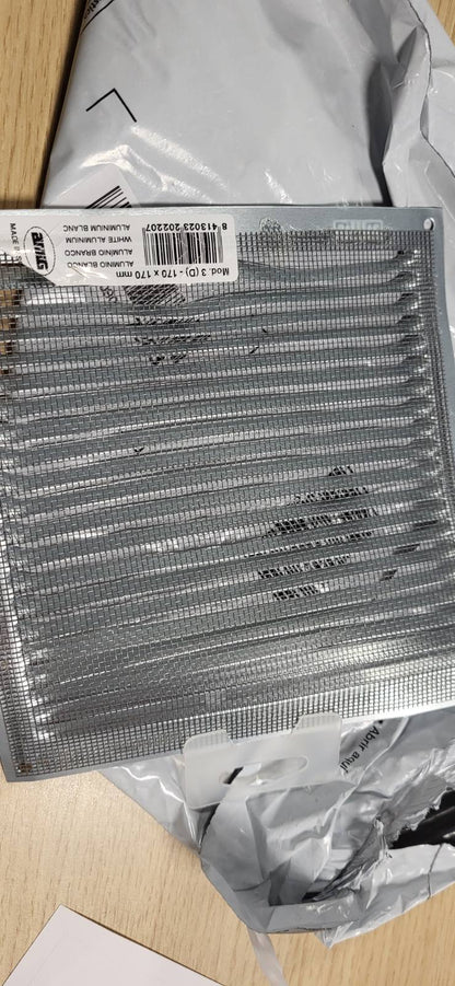 335677 - AMIG - Grilë Alumini Katrore me Rrjetë Mushkonjash, Përmasat 170 x 170 mm, Ngjyra E Bardhë