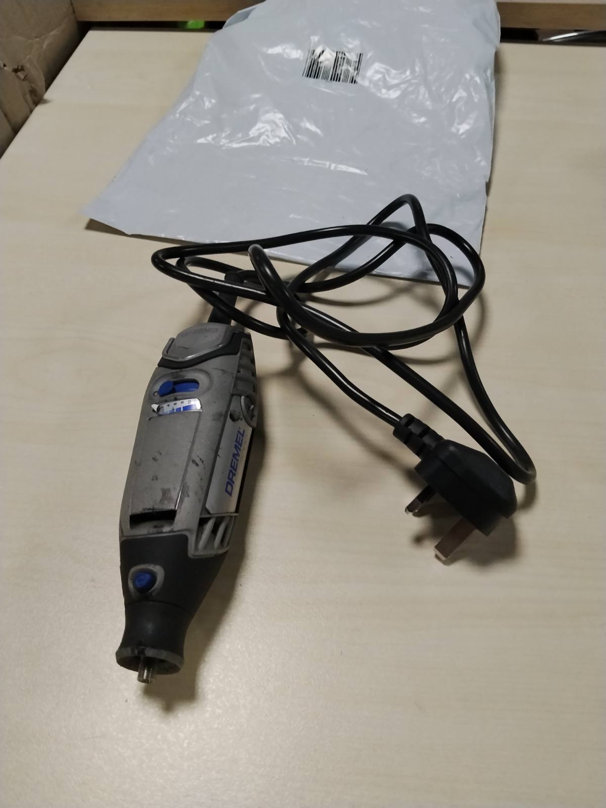 312631 - DREMEL Kit Veglash Rrotulluese 3000 me Kabllo 130W me Kuti të Butë dhe 15 Pajisje Aksesorë
