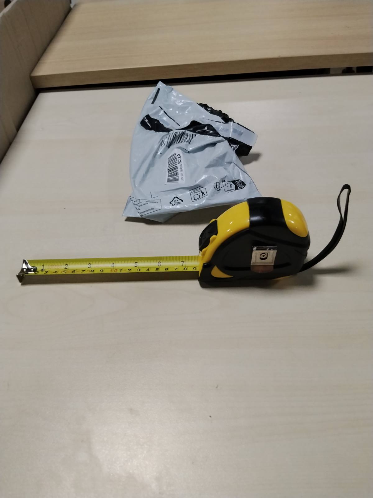 335009 - AMAZON BASICS Shirit matës me vetë-kyçje, Sistem metrik, 10 m, Saktësi në përputhje me Direktivën Evropiane të Instrumenteve Matëse, E zezë, E verdhë