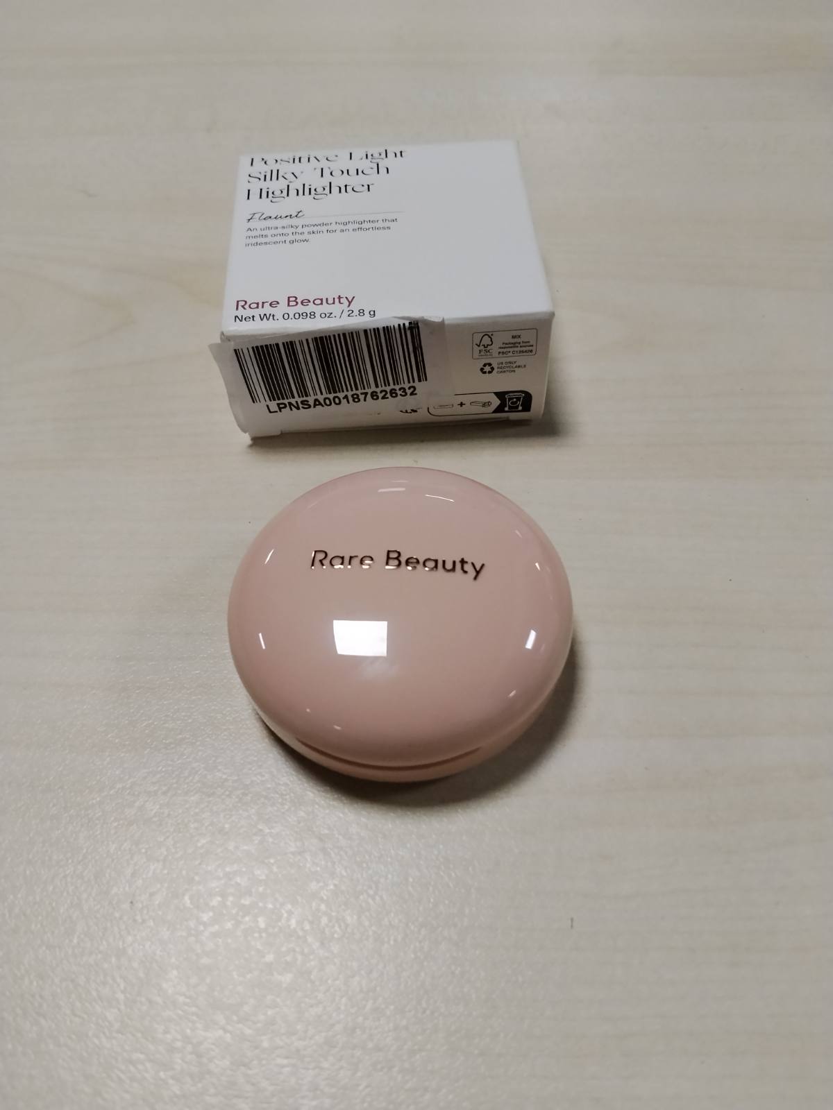 302928 - Rare Beauty Iluminues Silky Touch | 2.8g | Flaunt