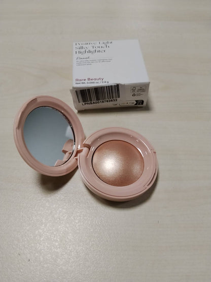 302928 - Rare Beauty Iluminues Silky Touch | 2.8g | Flaunt