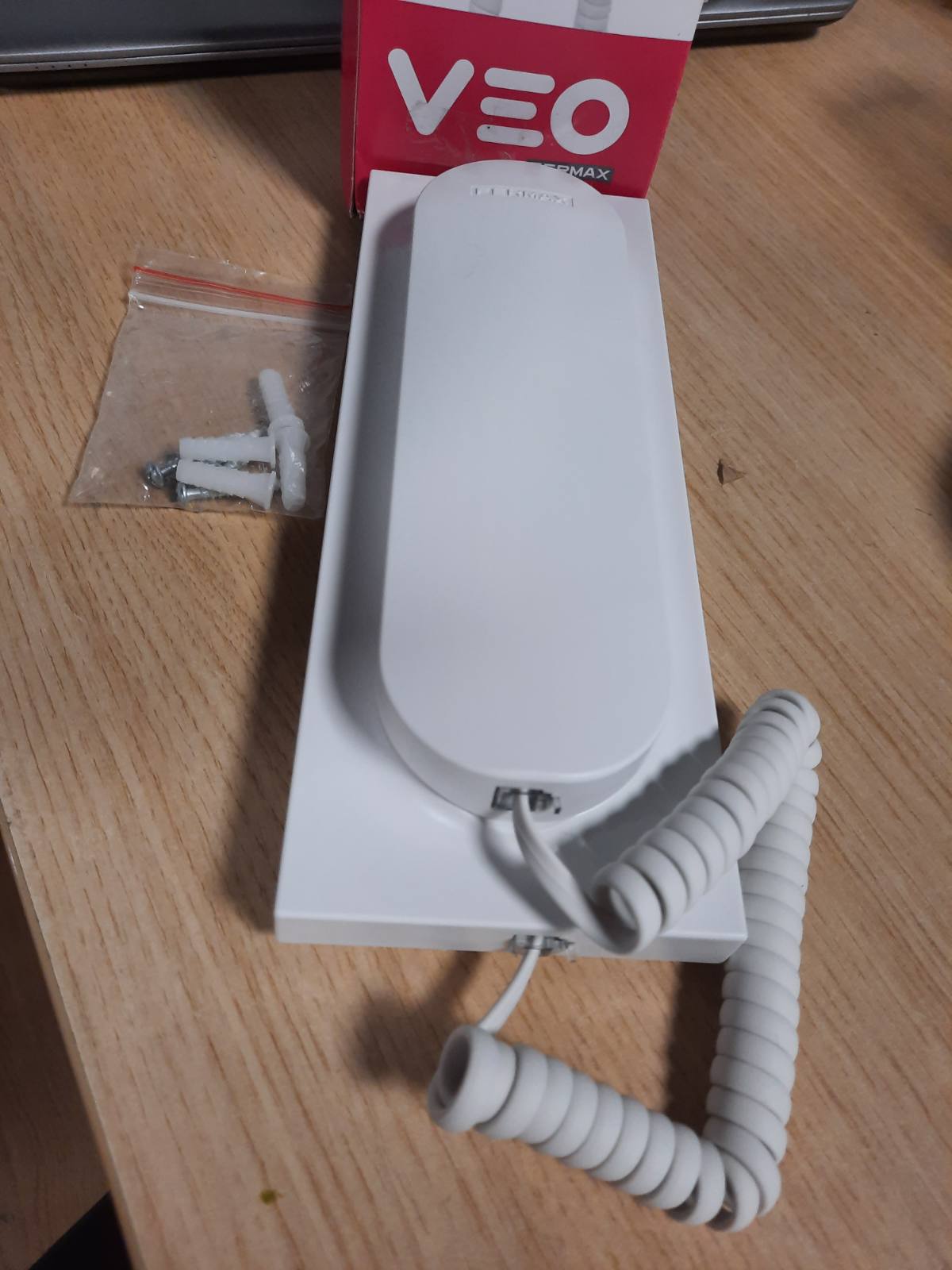 228948 - FERMAX 3426 | Telefoni VEO 4+N për banesa, i prodhuar nga plastikë ABS me rezistencë të lartë ndaj goditjeve, me përfundim me teksturë.