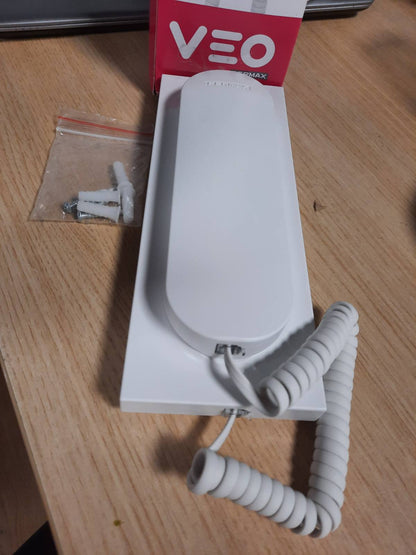228948 - FERMAX 3426 | Telefoni VEO 4+N për banesa, i prodhuar nga plastikë ABS me rezistencë të lartë ndaj goditjeve, me përfundim me teksturë.