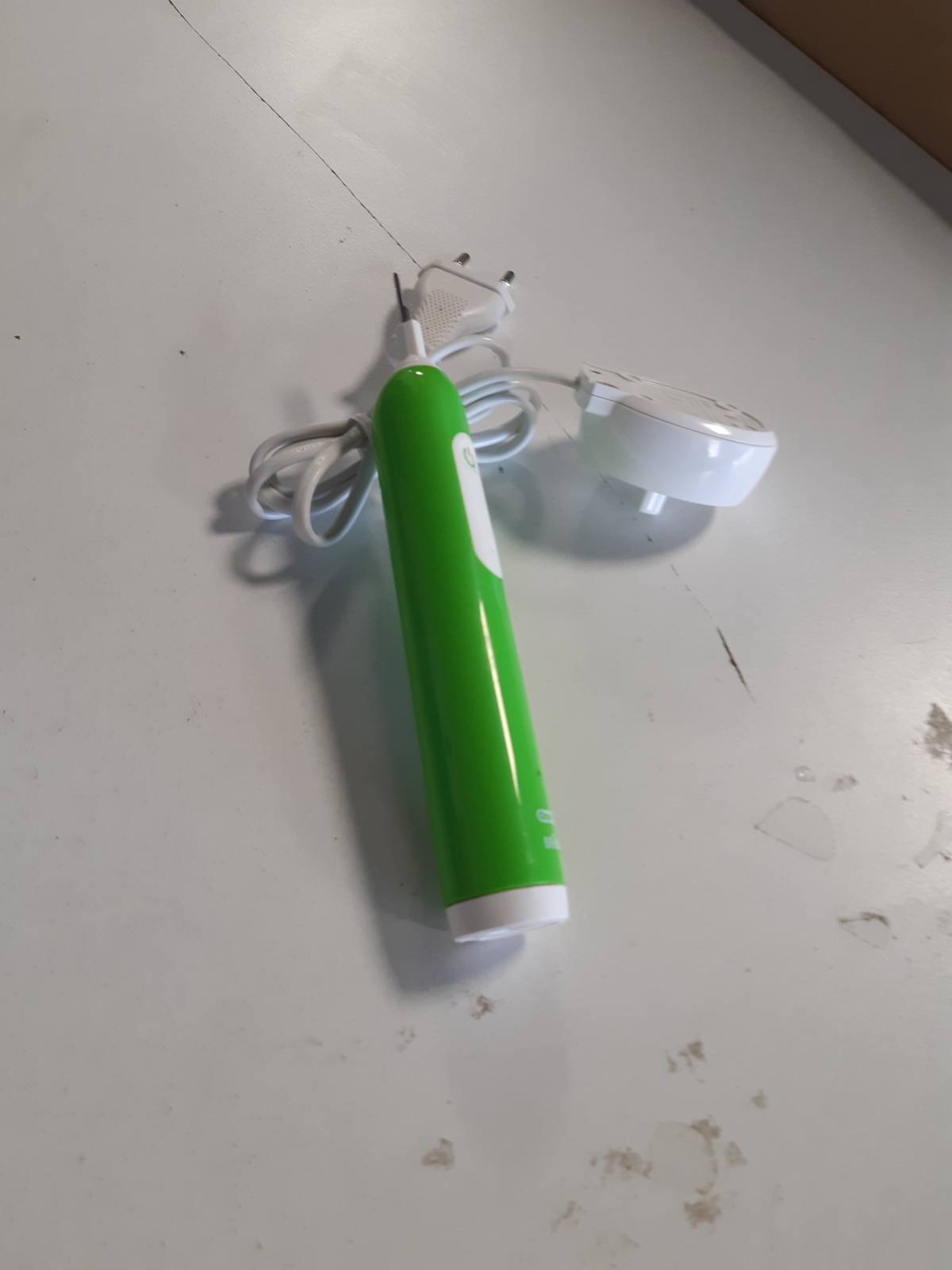 292747 - ORAL-B Furçë dhëmbësh elektrike Pro Junior për fëmijë, pastrim efektiv për dhëmbë të ndjeshëm, 1 karikues, 1 kokë furçe e rrumbullakët, jeshile