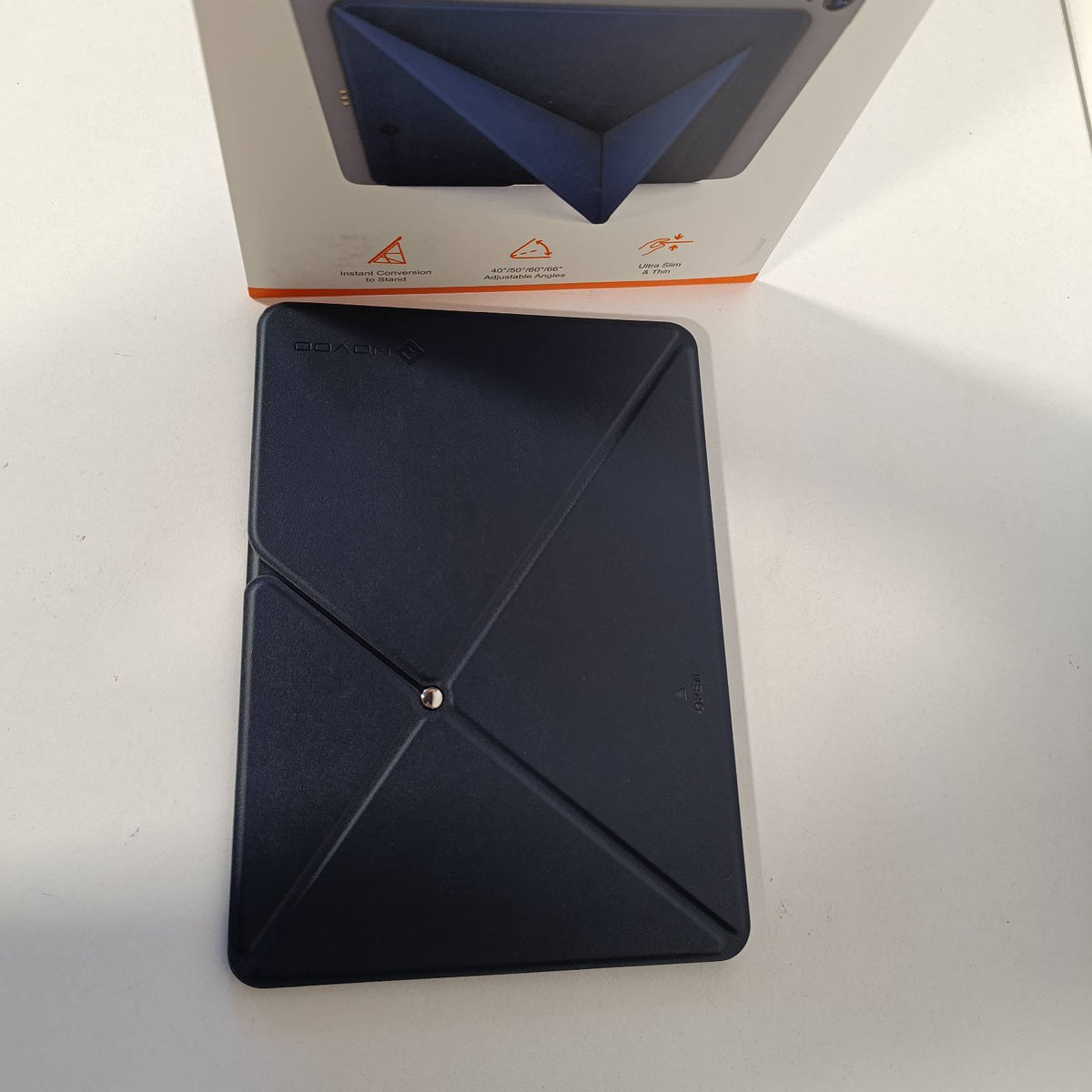 296388 - MBËSHTETËSE TABLETI PORTATIVE NOVOO, MBAJTËSE TABLETI E RREGULLUESHME DHE E PALOSSHME, E PËRPUTHSHME ME IPAD PRO 10" DHE MË TË RINJ, 10.2"/11"/12.9", MATEPAD 10.1"/11", MBËSHTETËSE TABLETI GALAXY TAB DHE SURFACE GO - BLU