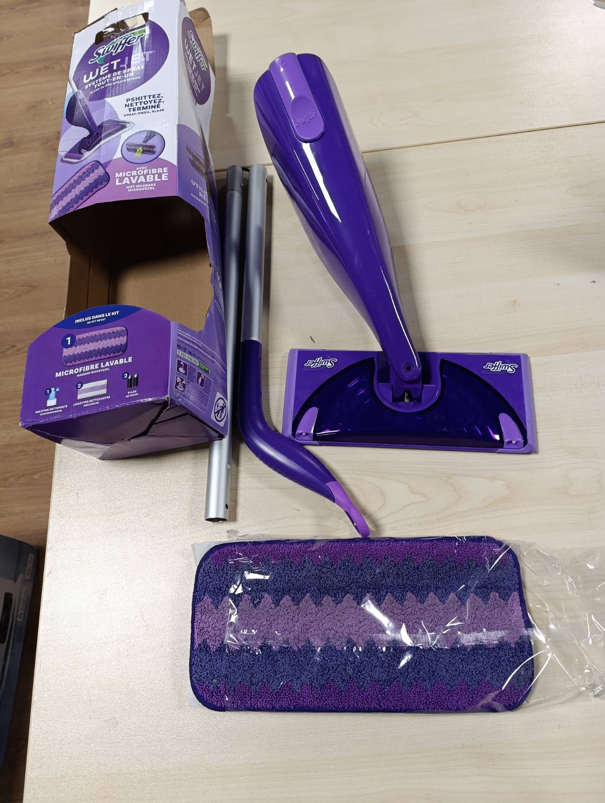293231 - SWIFFER WetJet Starter Set, Sistem Spërkatjeje Gjithë-në-Një, me Mop, Tretësirë Pastruese dhe Lecka