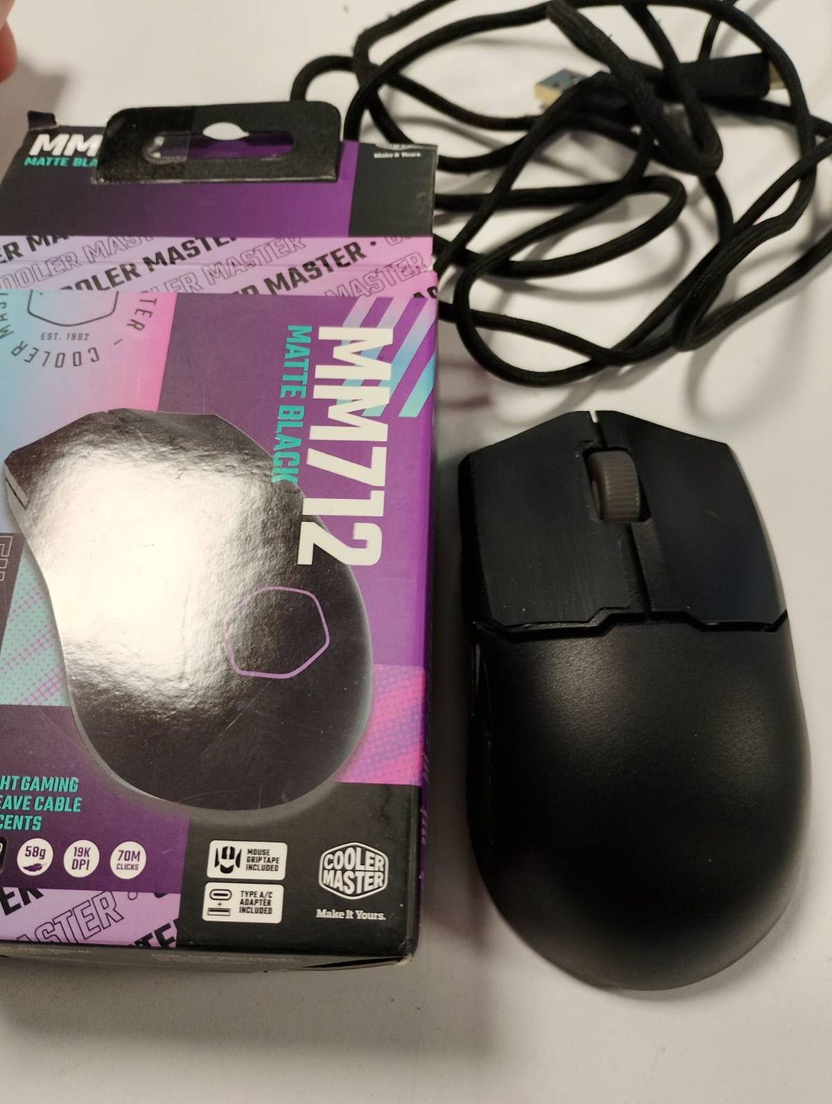 299285 - COOLER MASTER Maus për Lojëra MM712 RGB – Ultra i lehtë 59g, Hibrid pa tel, Sensor optik PAW3370 19K DPI, Çelësa optikë me 70 milionë klikime, MasterPlus+ (38K DPI, vetëm për PC) – i zi