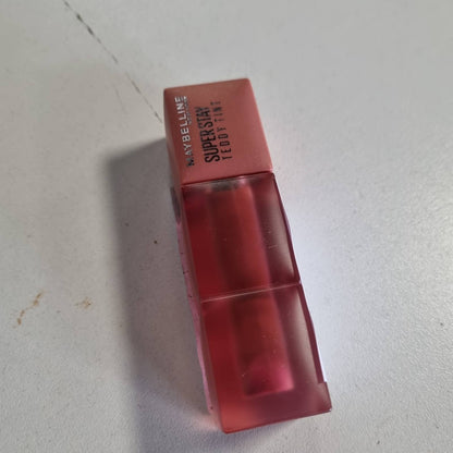 298834 - MAYBELLINE NEW YORK Buzëkuq Superstay Teddy, ngjyrë 15 Skinnydip, për buzë të buta dhe mat, përfundim me fokus të butë, i rehatshëm dhe nuk njolloset.