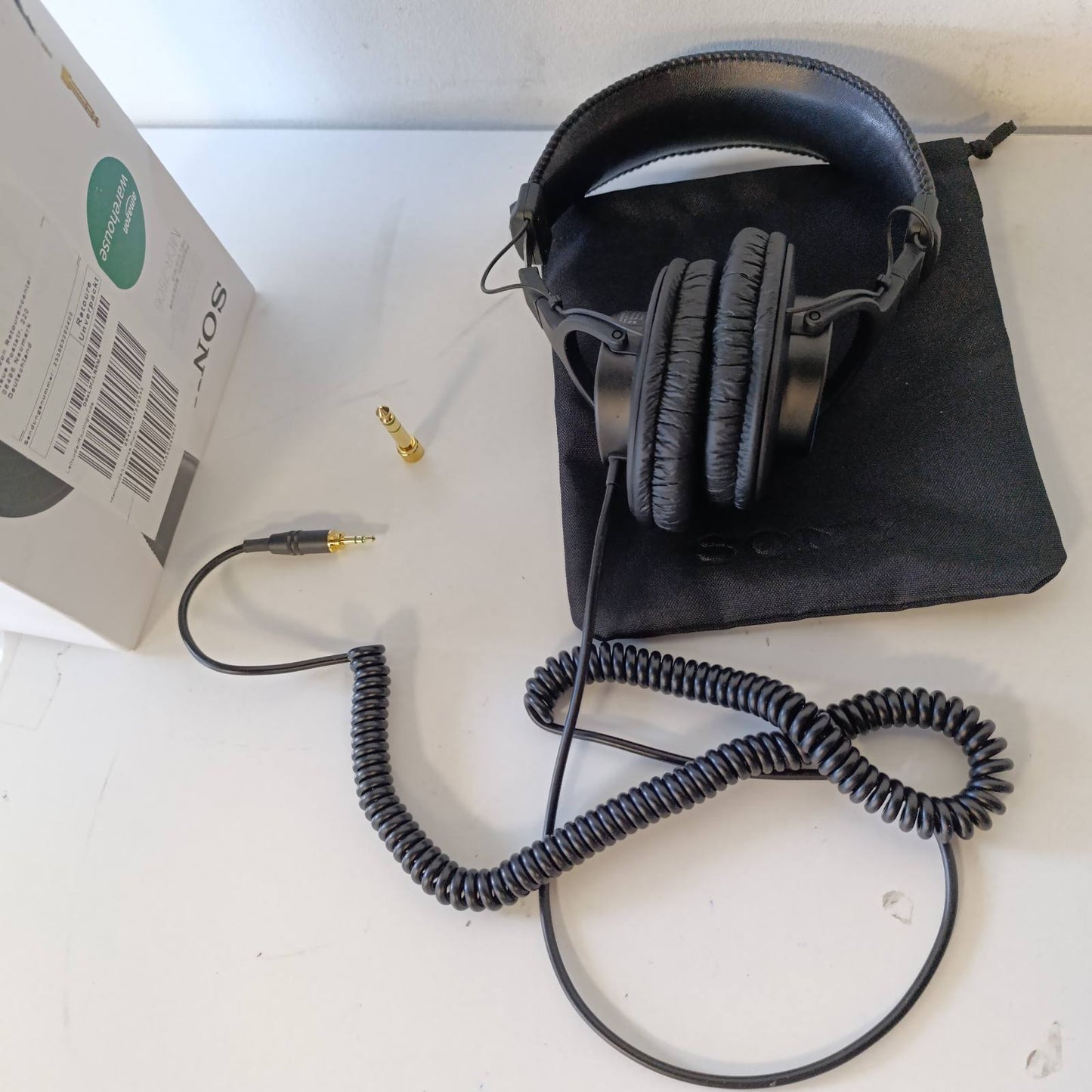 276152 - Sony Kufje MDR-7506, me pjesën e pasme të mbyllur, me tela, frekuenca 10 Hz-20 kHz, 63 ohm, të lehta, dizajn i palosshëm (227 g), ideale për regjistrim dhe miksim në studio, përfshin çantë mbajtëse, ngjyra: të zeza