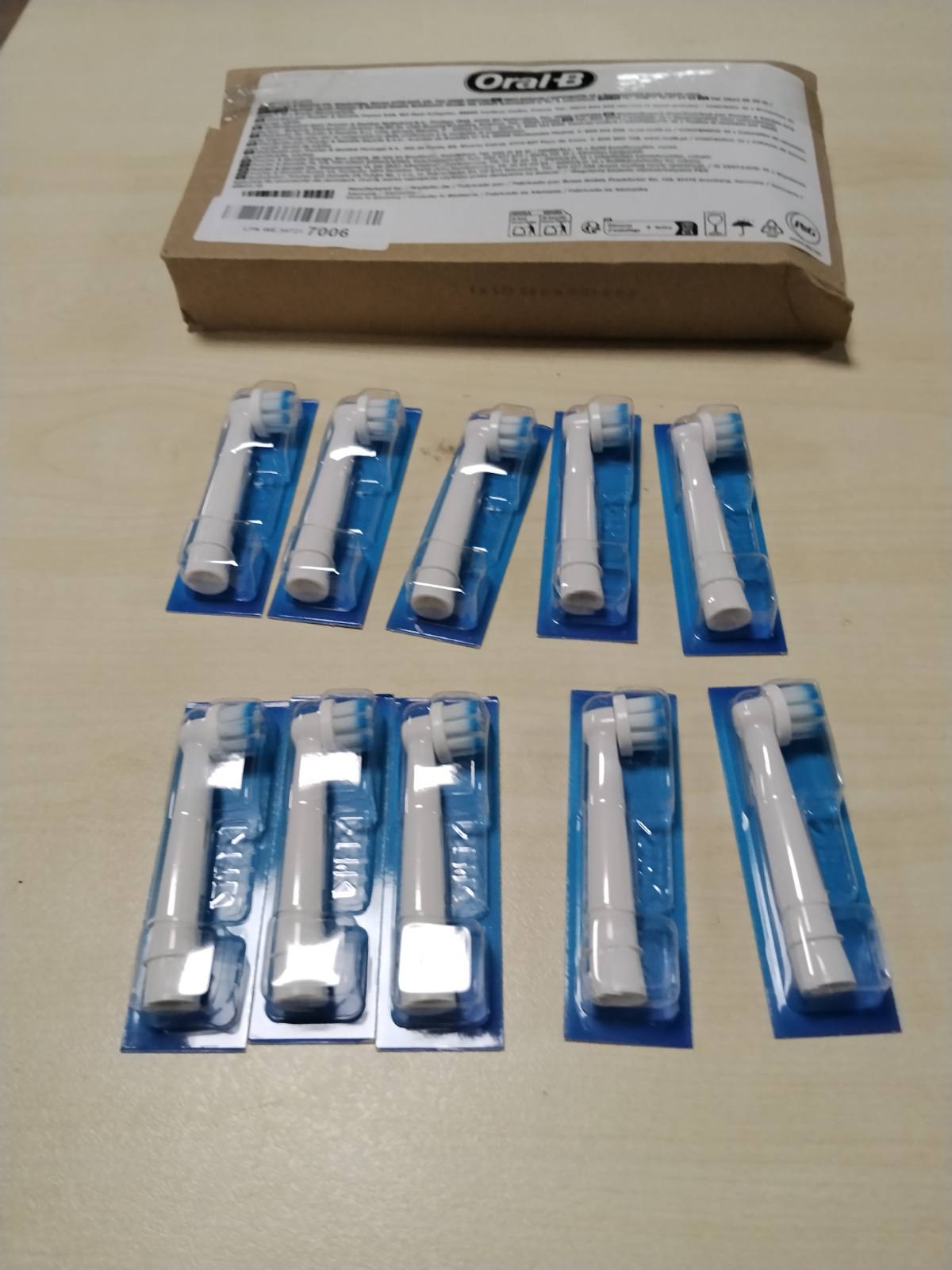 300489 - ORAL-B Pako me 10 koka furçash zëvendësuese Pro, të bardha, me fije ultra të buta për mishra dhëmbësh më të shëndetshëm.