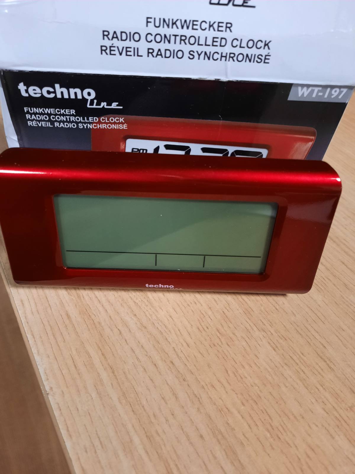 196568 - TECHNO LINE WT 197 - Orë alarmi e kuarçit me kornizë prej metali, ngjyra e kuqe