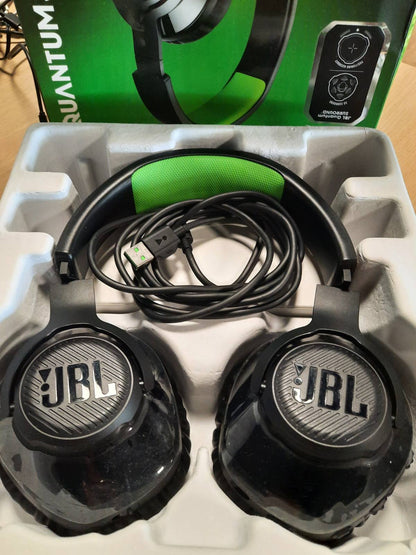 276275 - JBL QUANTUM 360X, KUFJE LOJËRASH BLUETOOTH PA TEL PËR KONSOLË, JBL QUANTUM SIGNATURE SOUND, JETËGJATËSI BATERIE 22 ORË, E ZEZË