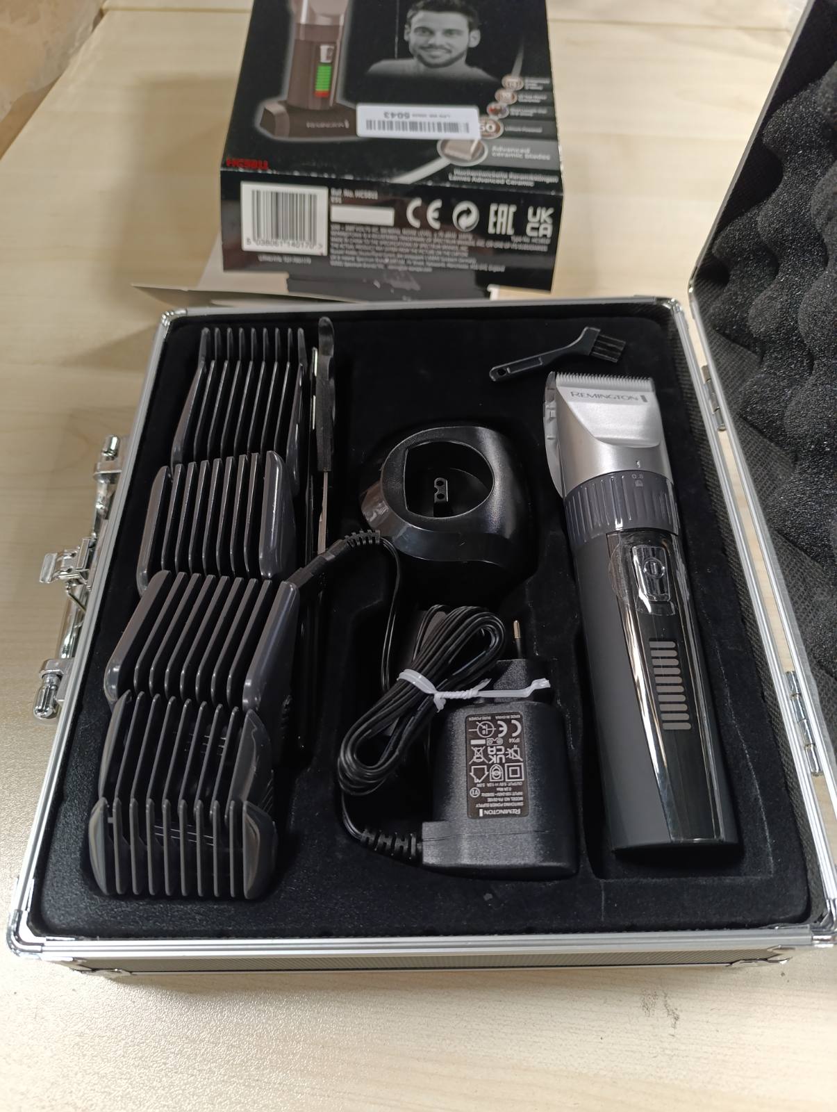 271218 - REMINGTON Makinë prerëse flokësh profesionale, Tehe qeramike vetëmprehëse, 10 krehëra, me energji elektrike/me bateri, HC5811