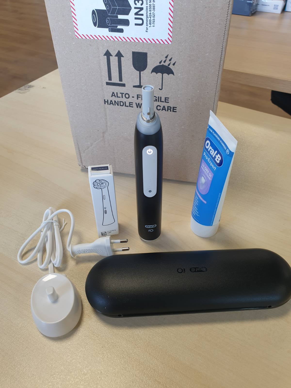 271074 - ORAL-B Furçë dhëmbësh elektrike iO 3, 1 kokë, e zezë, 1 kokë zëvendësuese, e rikarikueshme, 1 pastë dhëmbësh zbardhuese Pro-Expert